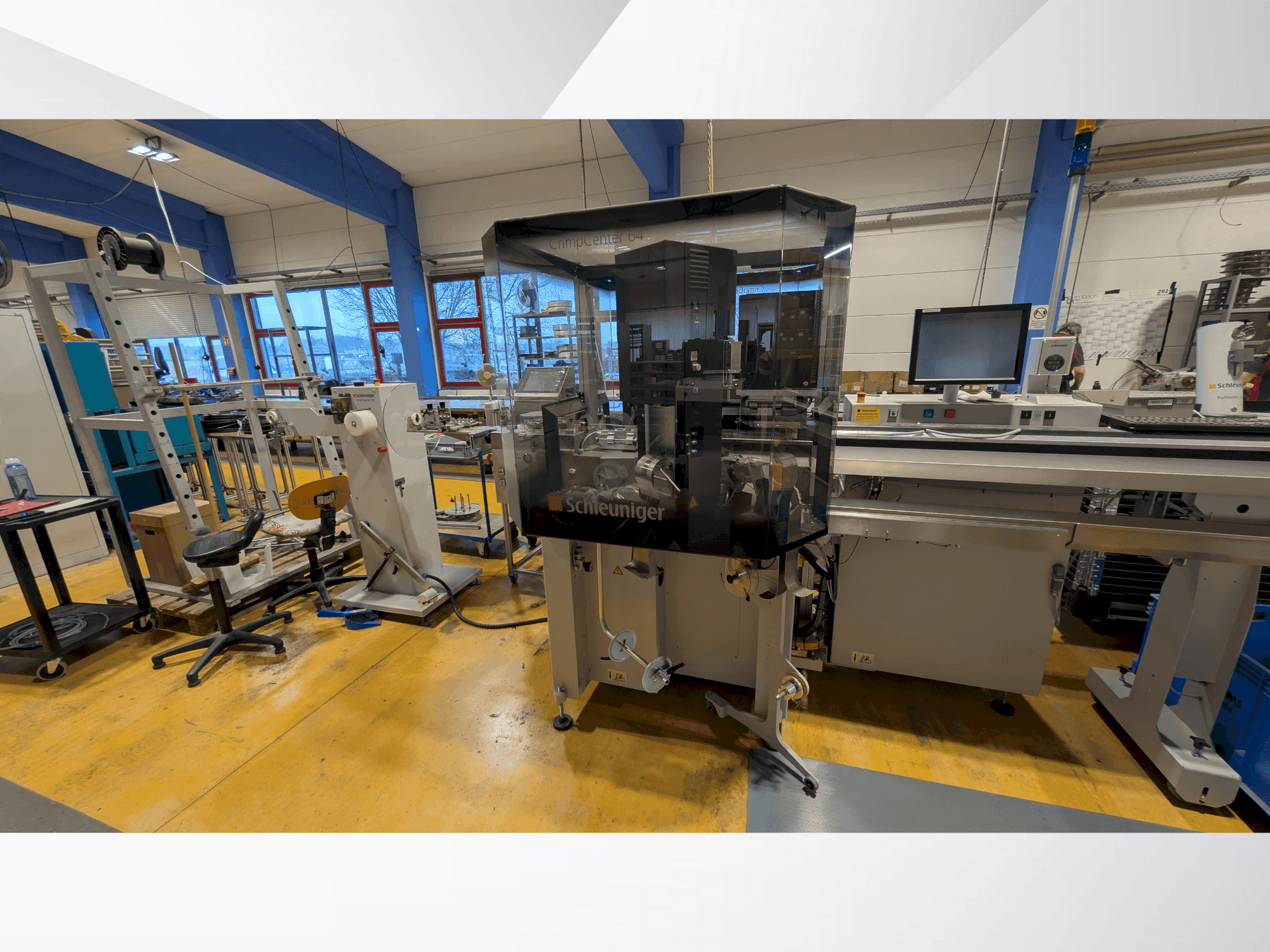 Widok z przodu maszyny Schleuniger CrimpCenter 64