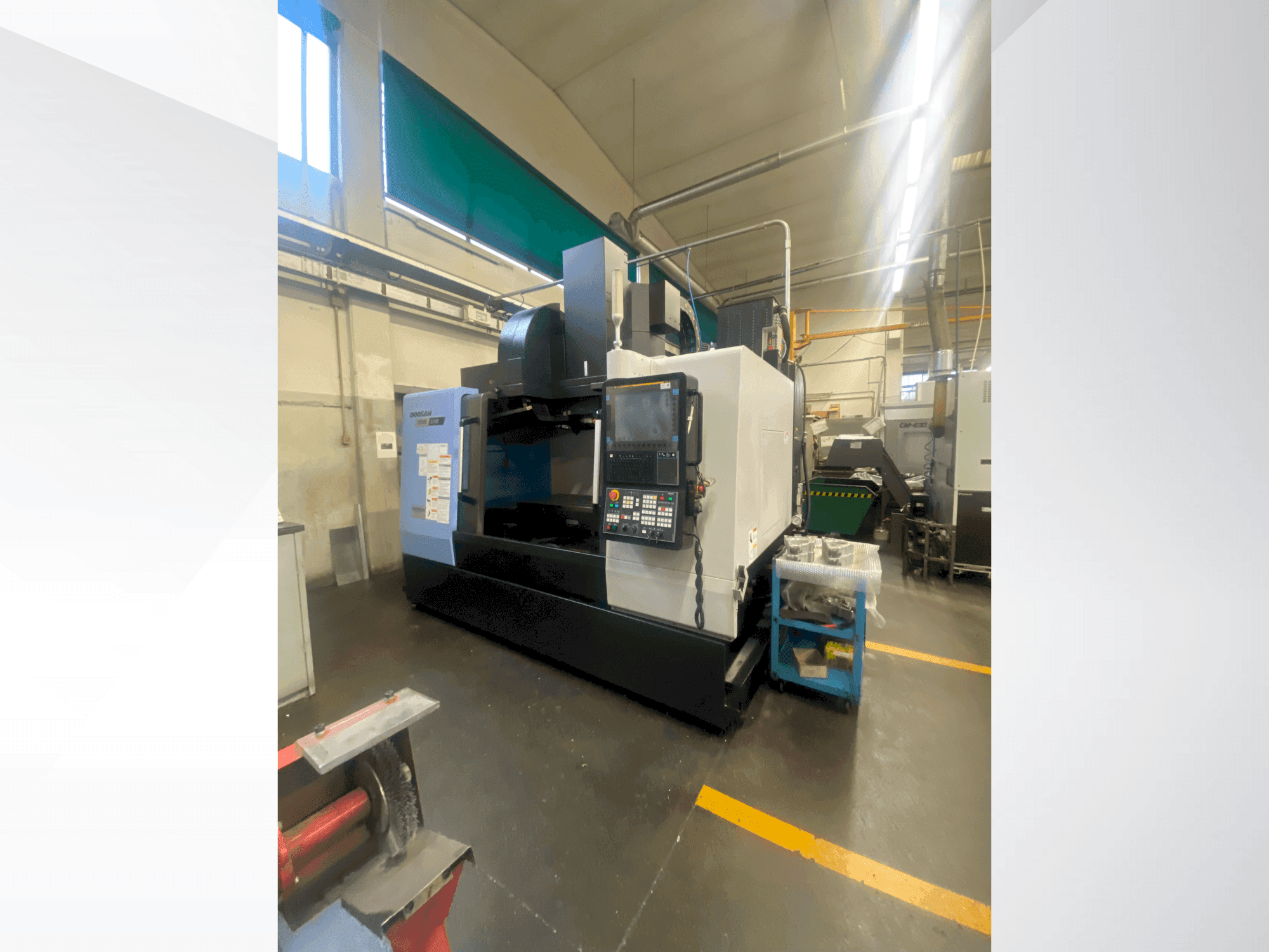 Widok z przodu maszyny DOOSAN DNM 5700