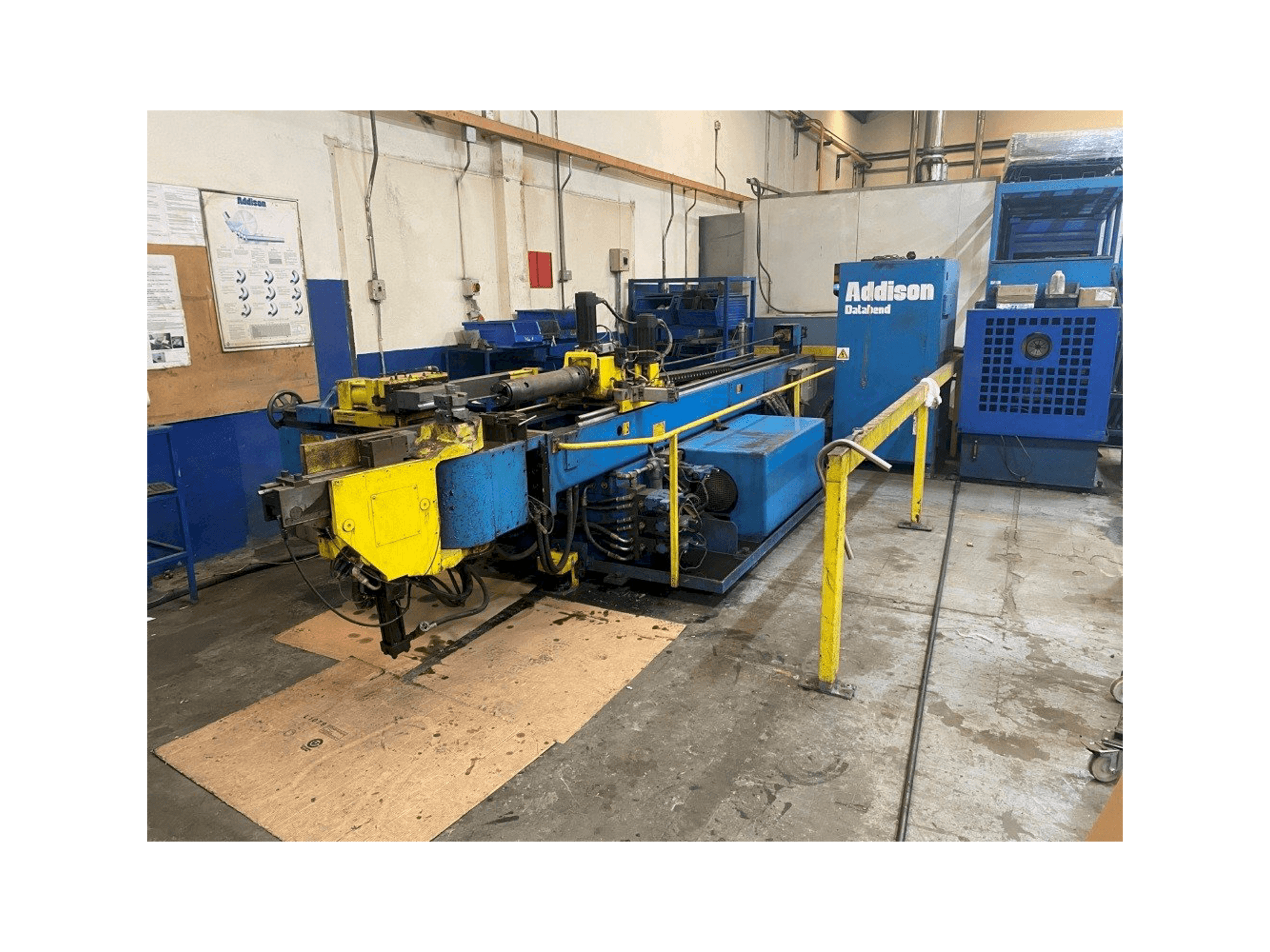 Widok z przodu maszyny Addison DB-76 3D CNC