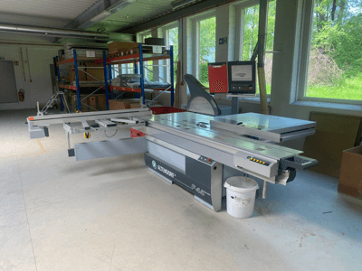 Pilarka przesuwna ALTENDORF F45, widok z przodu, z regulowanym stołem przesuwnym, widocznym wyświetlaczem cyfrowym i panelem sterowania.