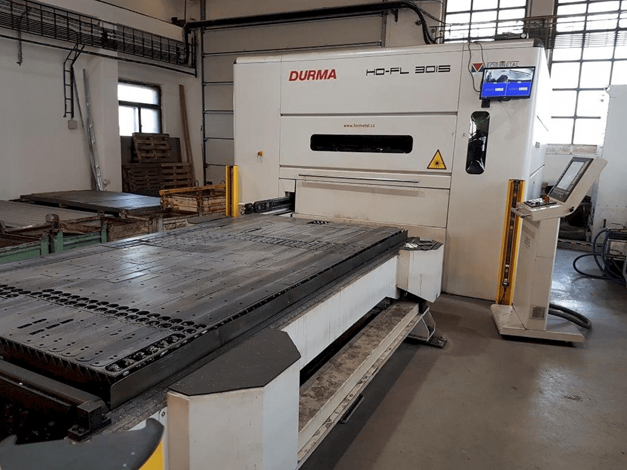 Widok z przodu maszyny Durma HD-FL 3015 L