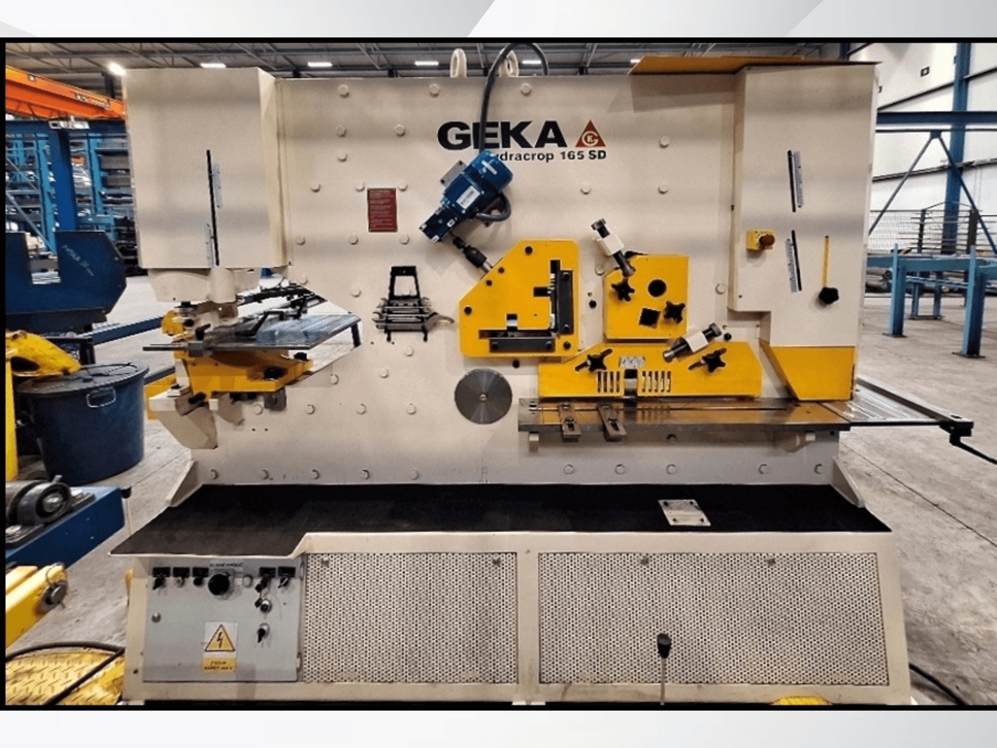 Nożyce CNC GEKA HYDRACROP 165/300 SD – widok z przodu, przedstawiający elementy sterujące i funkcje cięcia.