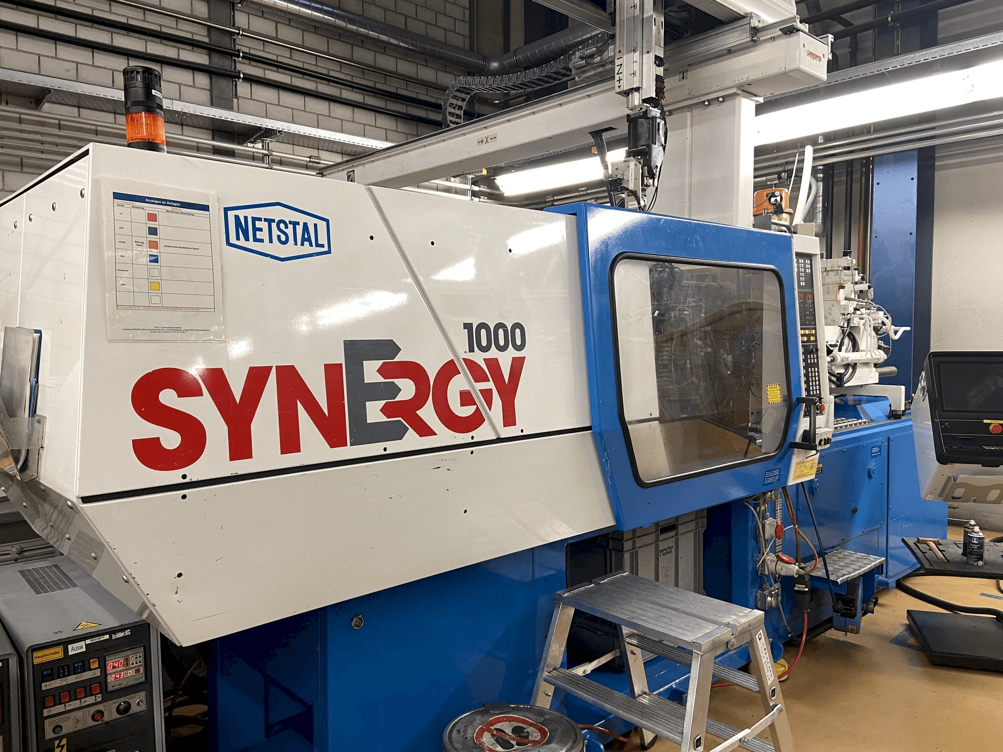 Widok z przodu maszyny Netstal Synergy 1000-230
