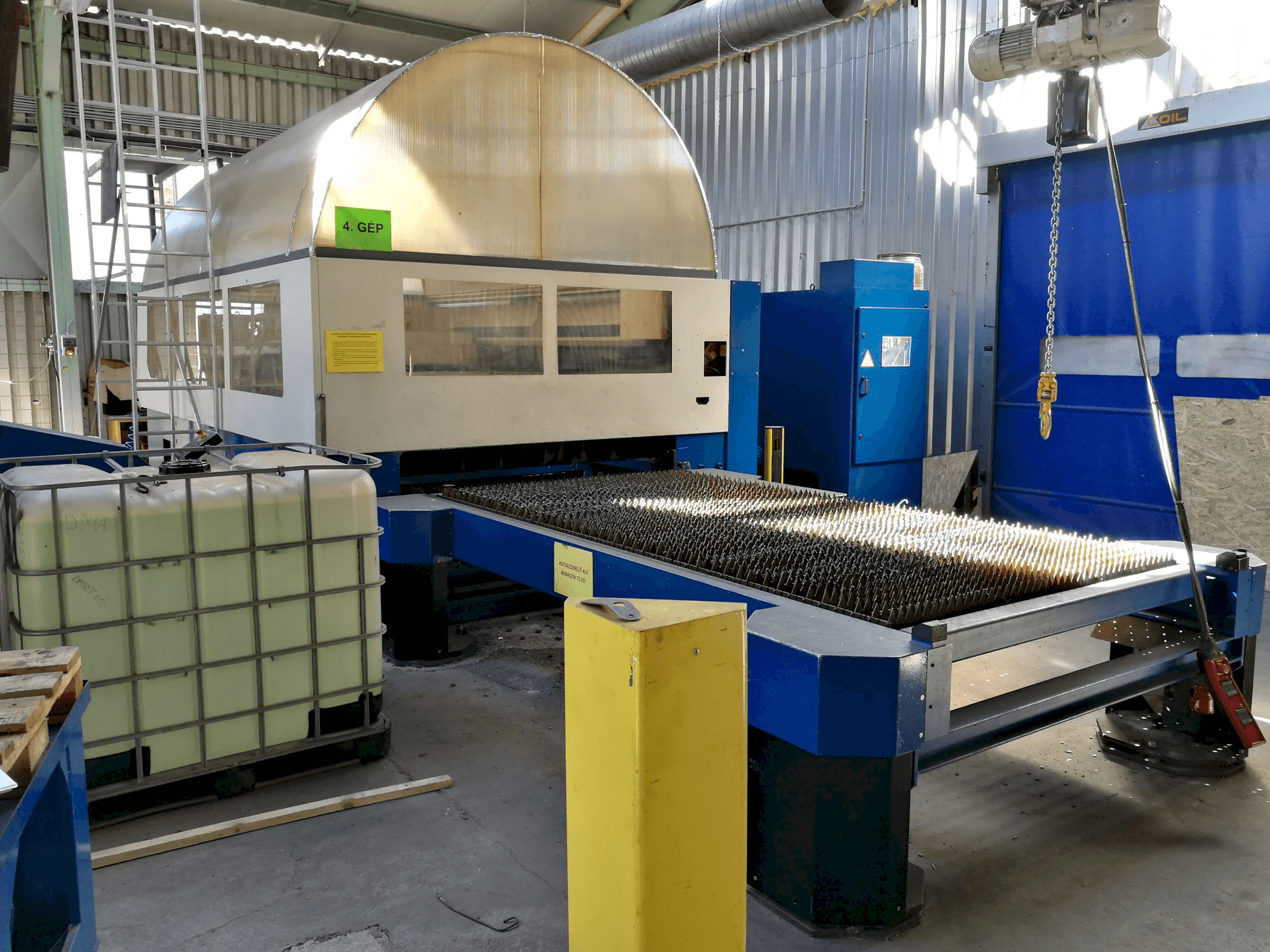 Widok lewej strony maszyny Trumpf Trumatic L 3030