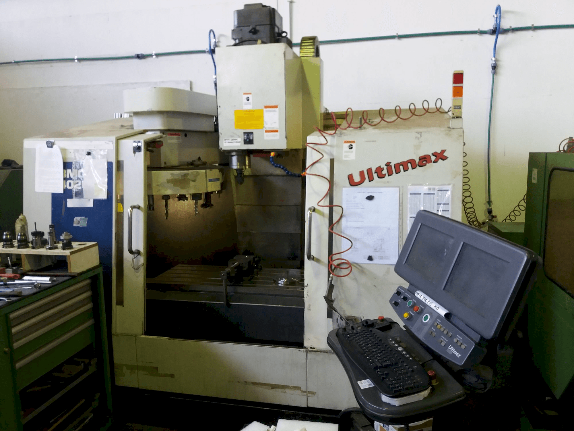Widok z przodu maszyny Hurco BMC 420 HT