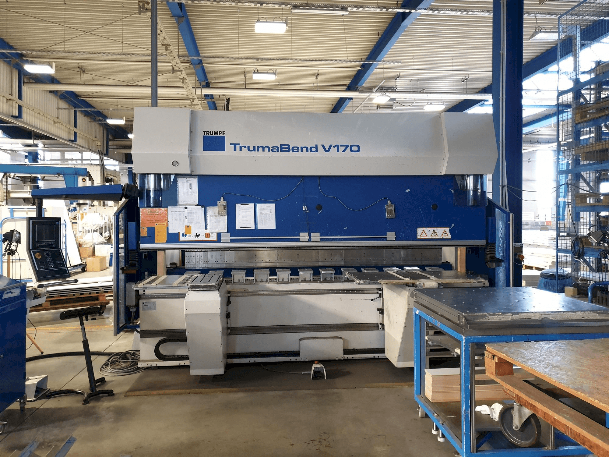 Widok z przodu maszyny Trumpf TrumaBend V170