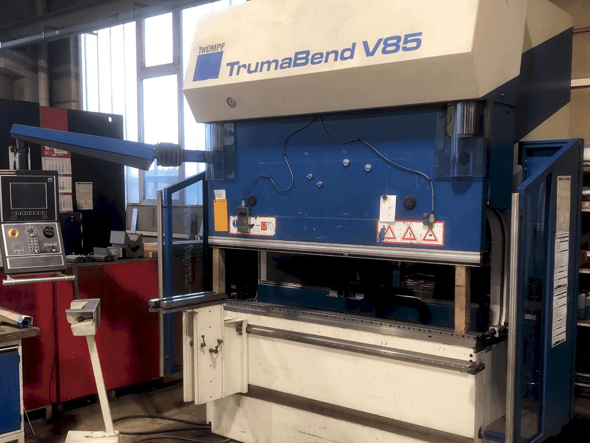 Widok z przodu maszyny TRUMPF TrumaBend V85X