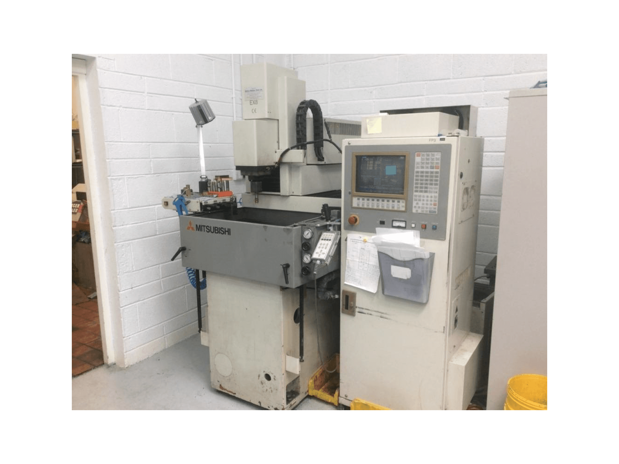 Widok z przodu maszyny Mitsubishi EX 8