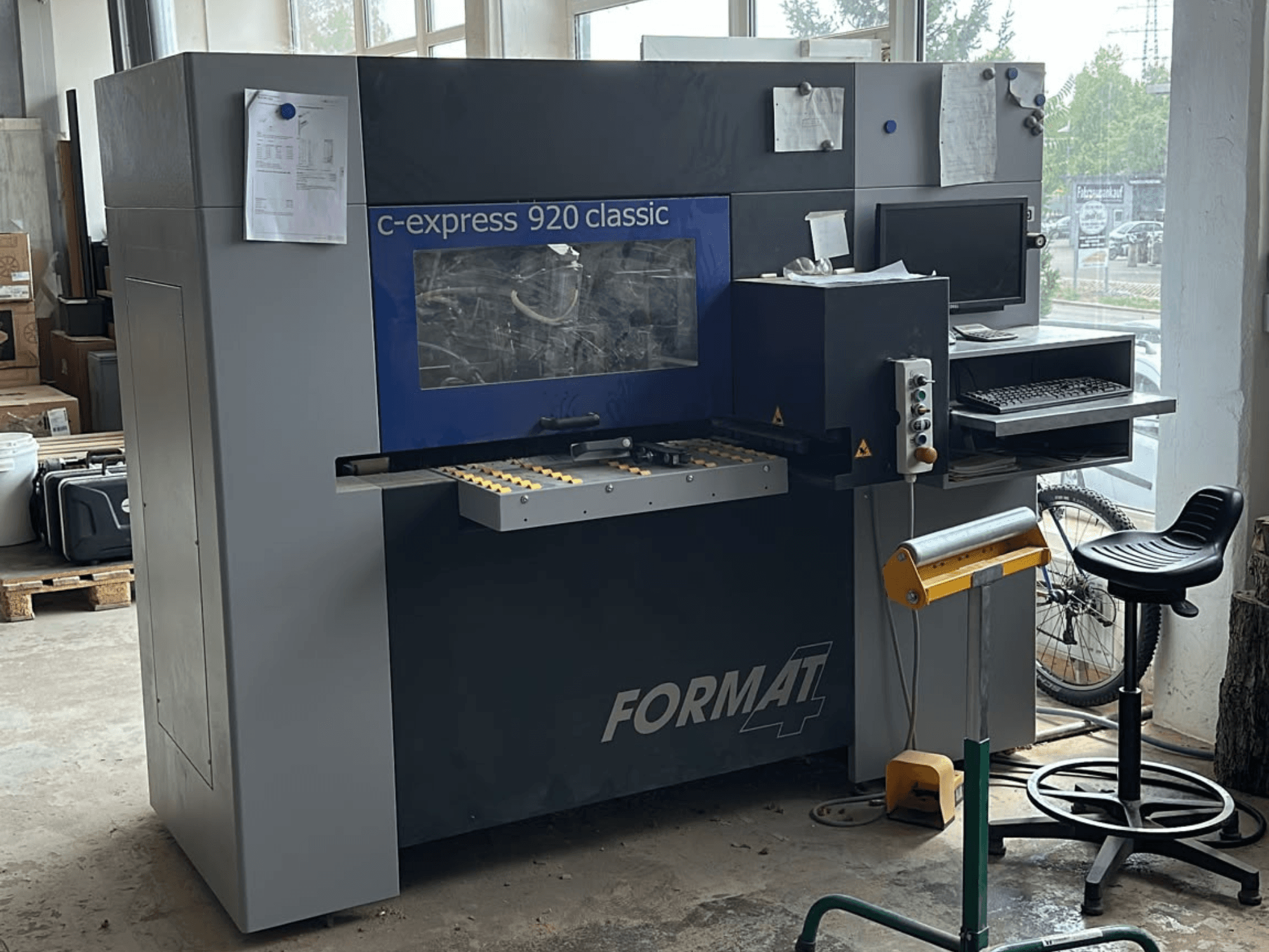 Centrum obróbki drewna CNC FORMAT4 c-express 920 classic – widok z przodu przedstawiający panel sterowania i obszar roboczy.
