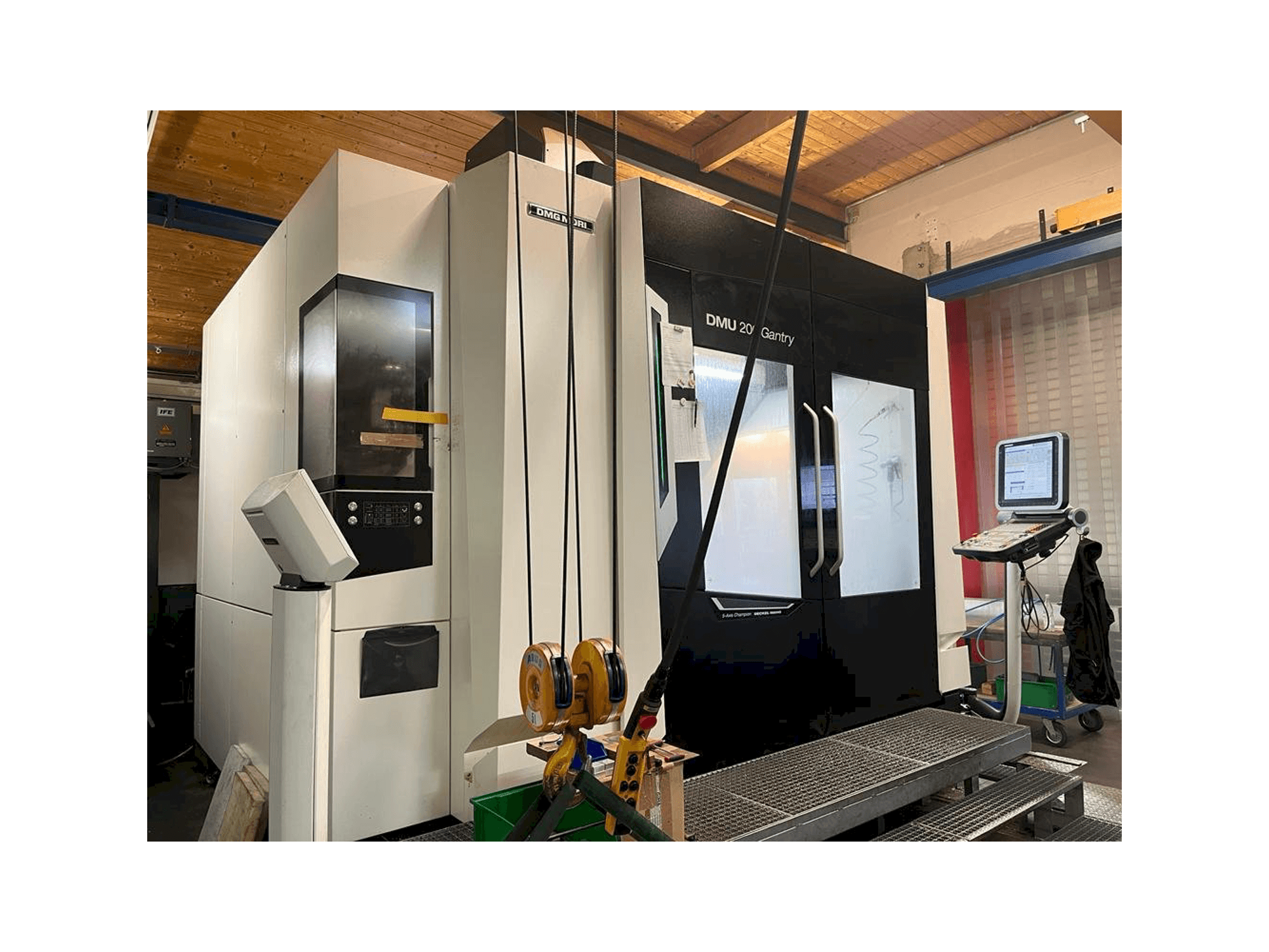 Widok z przodu maszyny DMG MORI DMU 200 Gantry