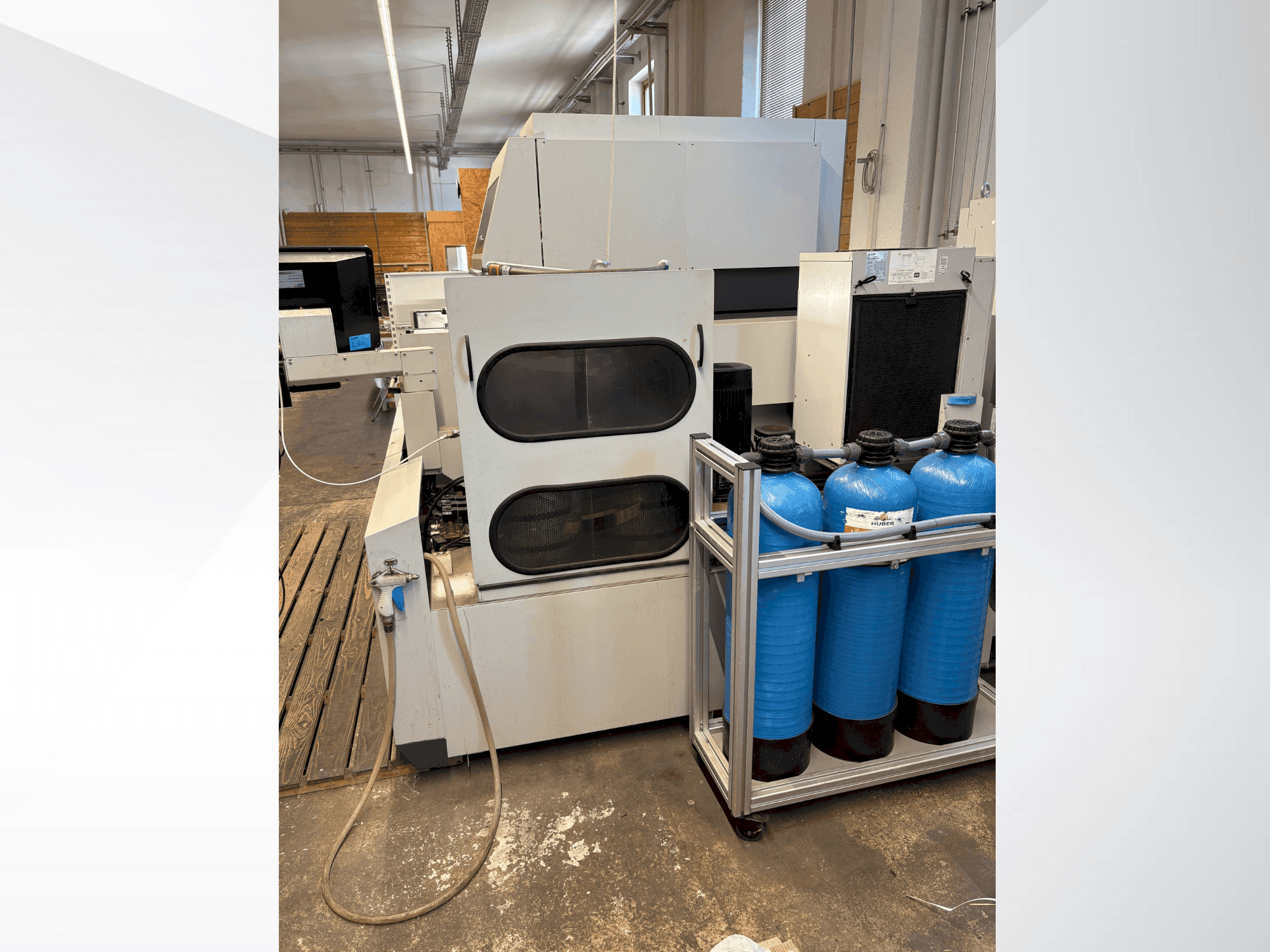 Widok z przodu maszyny Mitsubishi MV2400S