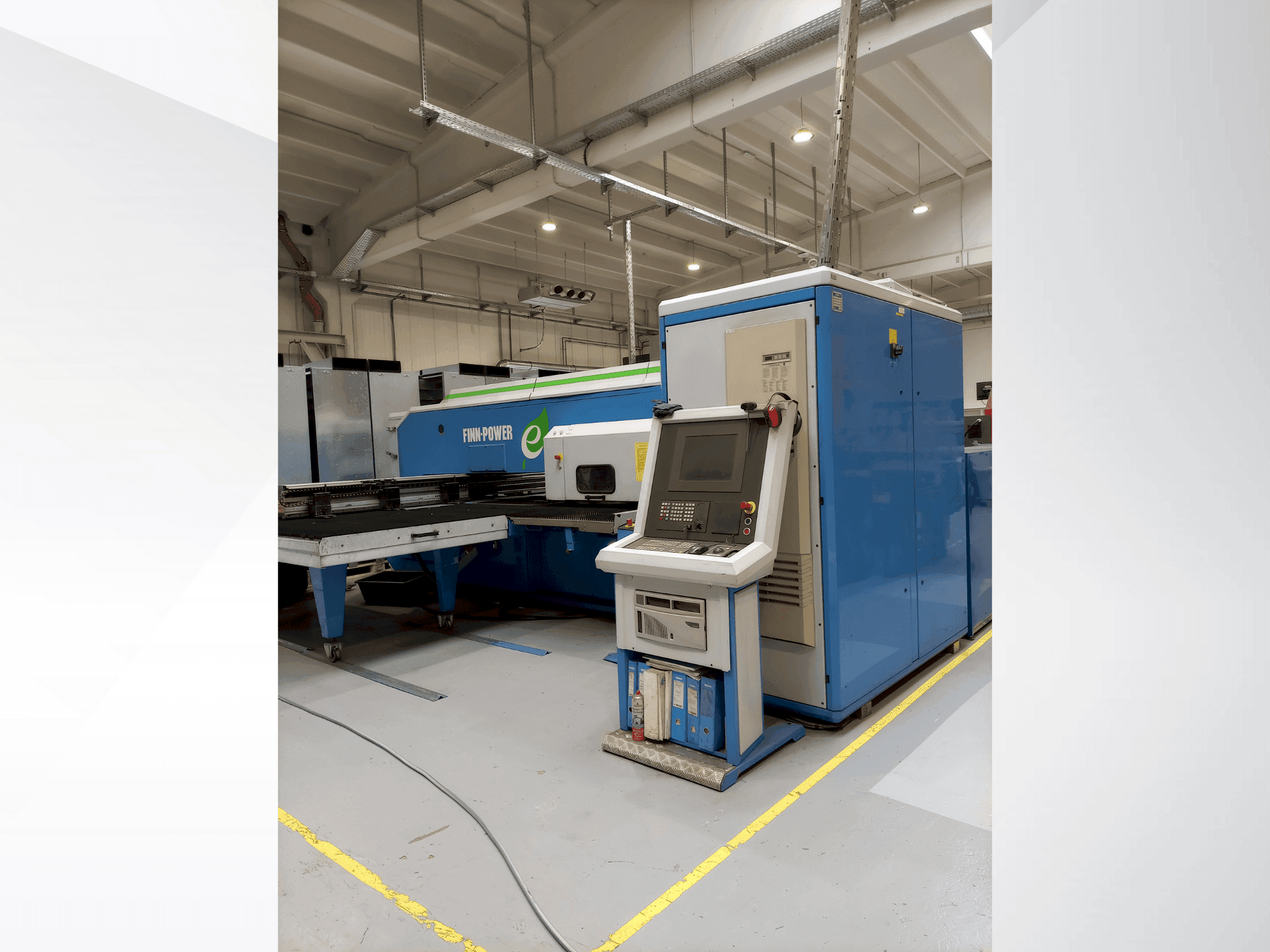 Widok z przodu maszyny Finn-Power E5 U