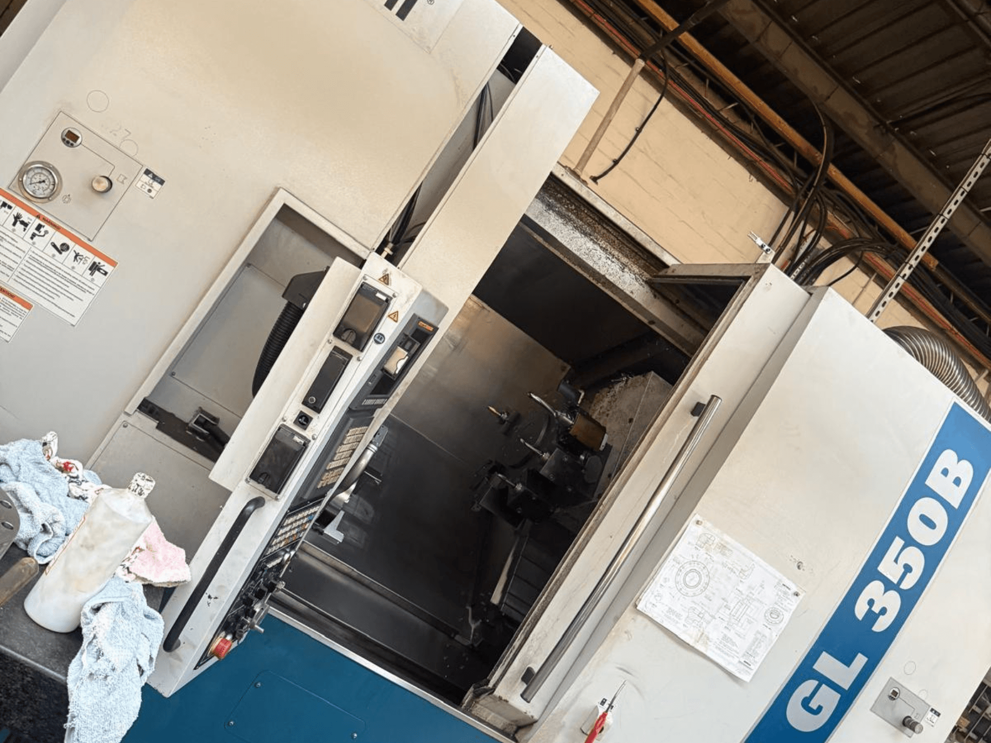 Tokarka pozioma Romi GL 350B, widok z przodu, z panelem sterowania i otwartymi drzwiami odsłaniającymi wnętrze.