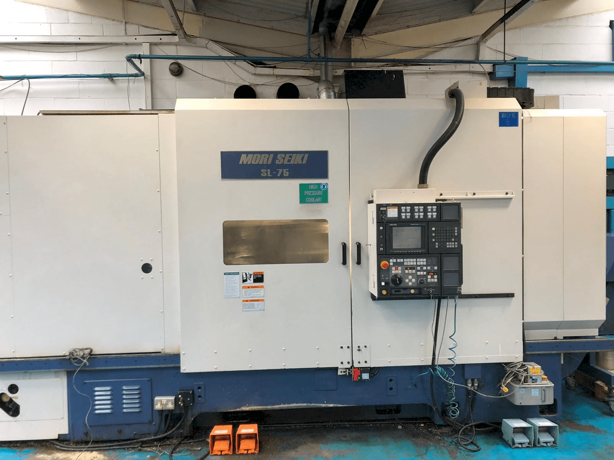 Widok z przodu maszyny MORI SEIKI SL75