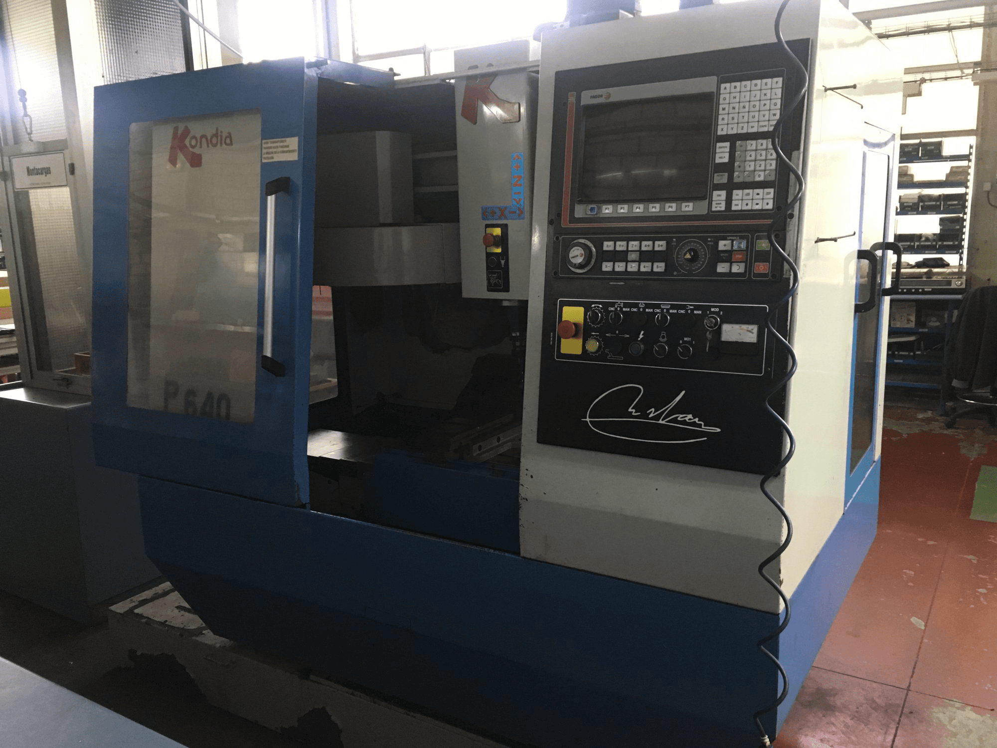 Widok z prawej maszyny KONDIA B-640