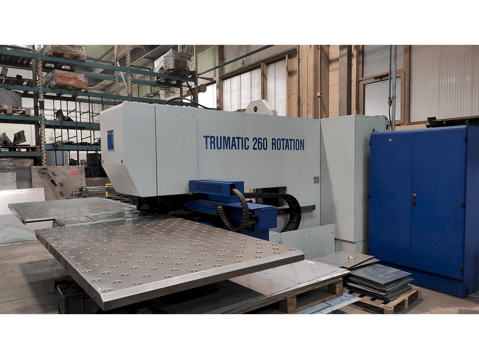 Widok z przodu maszyny Trumpf TC260R