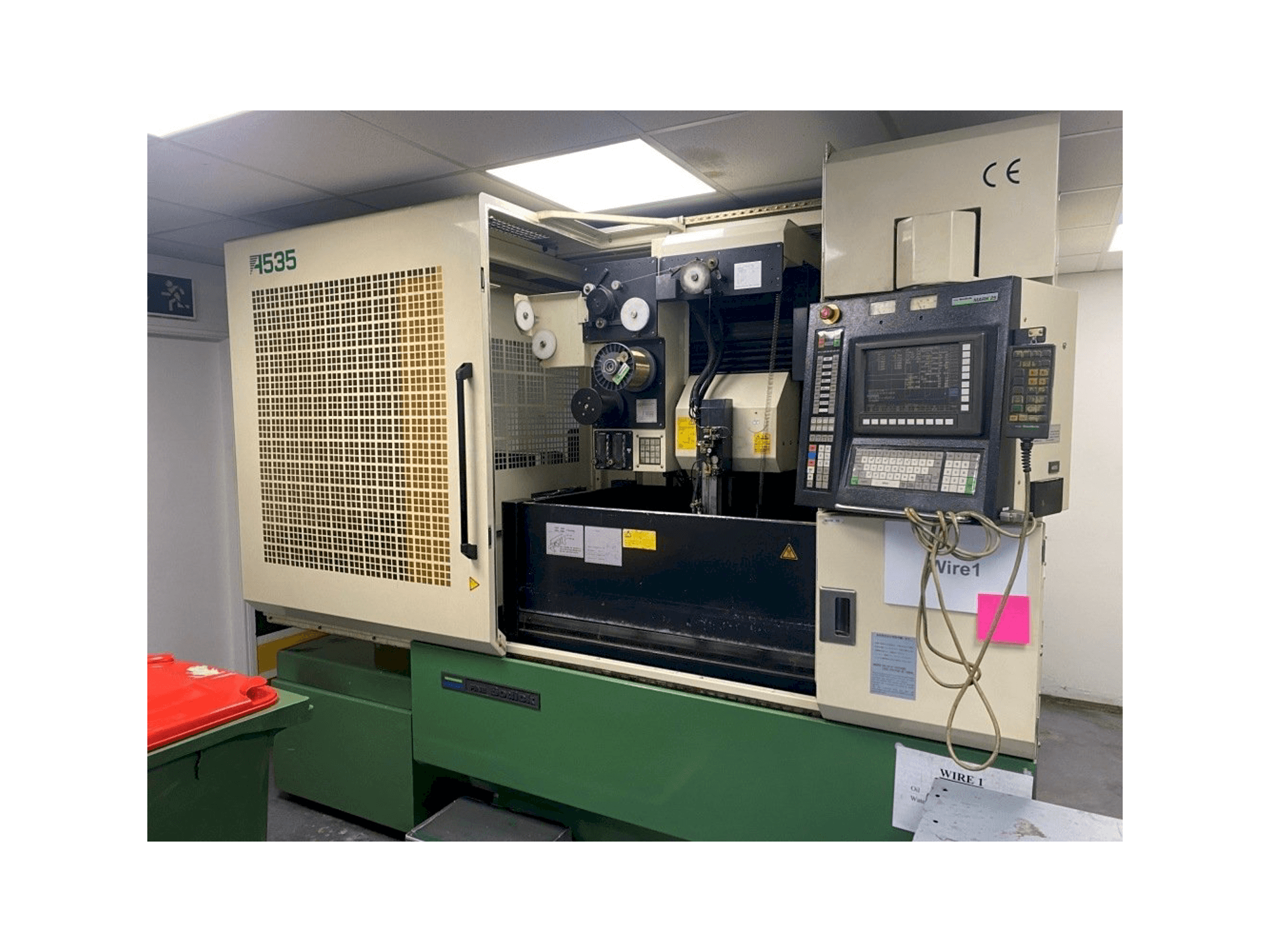 Widok z przodu maszyny Sodick A535