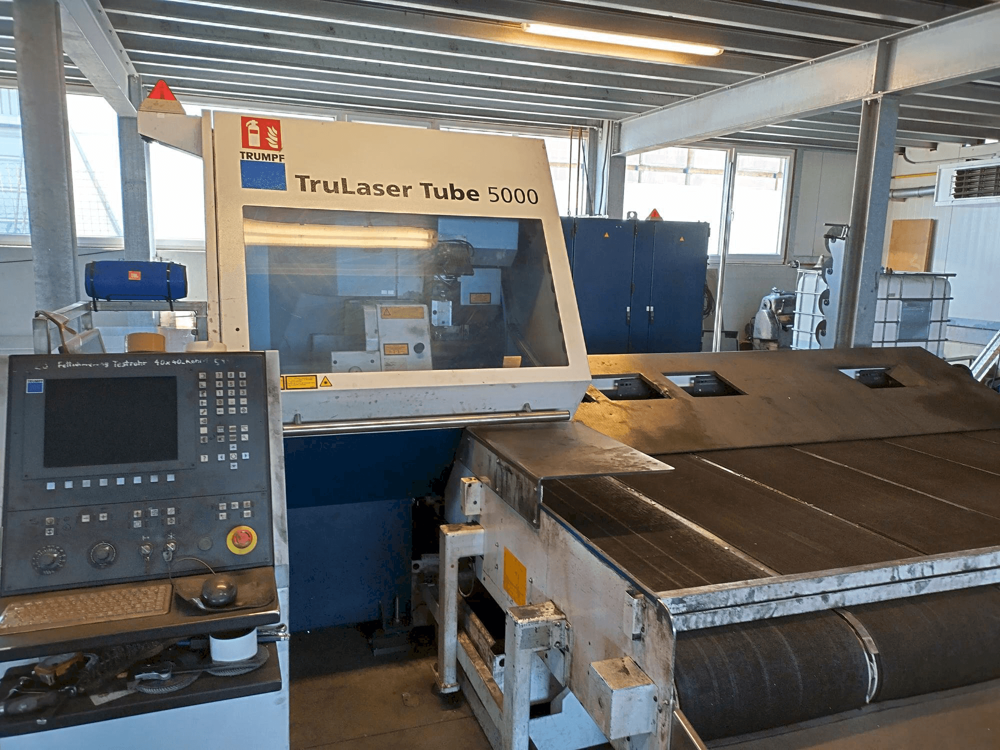 Widok z przodu maszyny Trumpf TruLaser Tube 5000