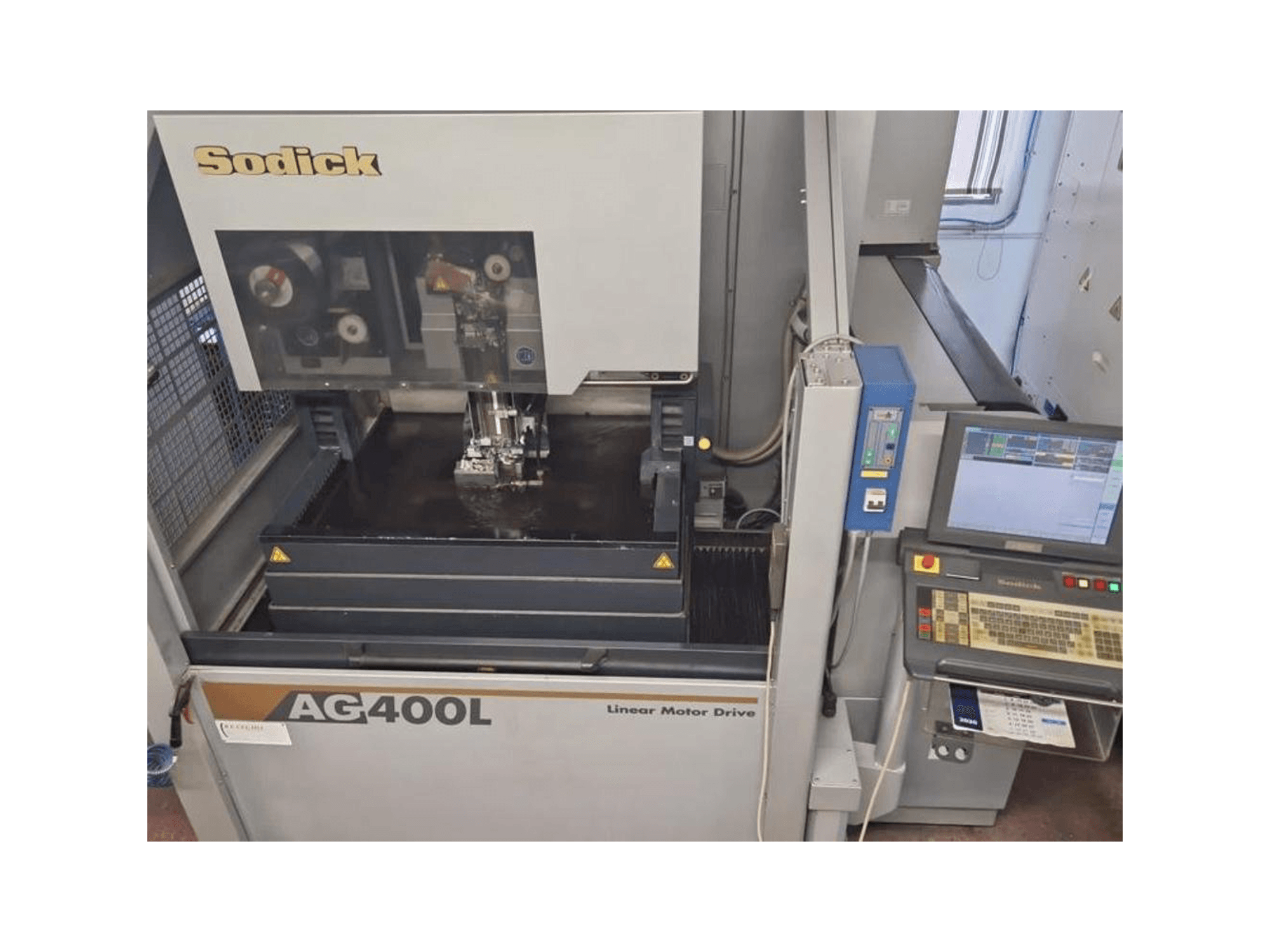 Widok z przodu maszyny Sodick AG400L