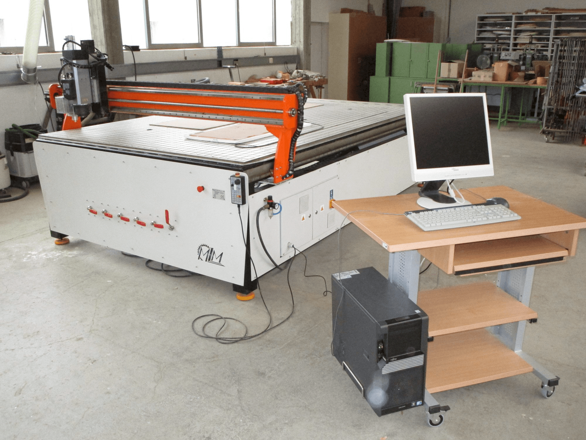 Widok z przodu maszyny MLM Ploter CNC