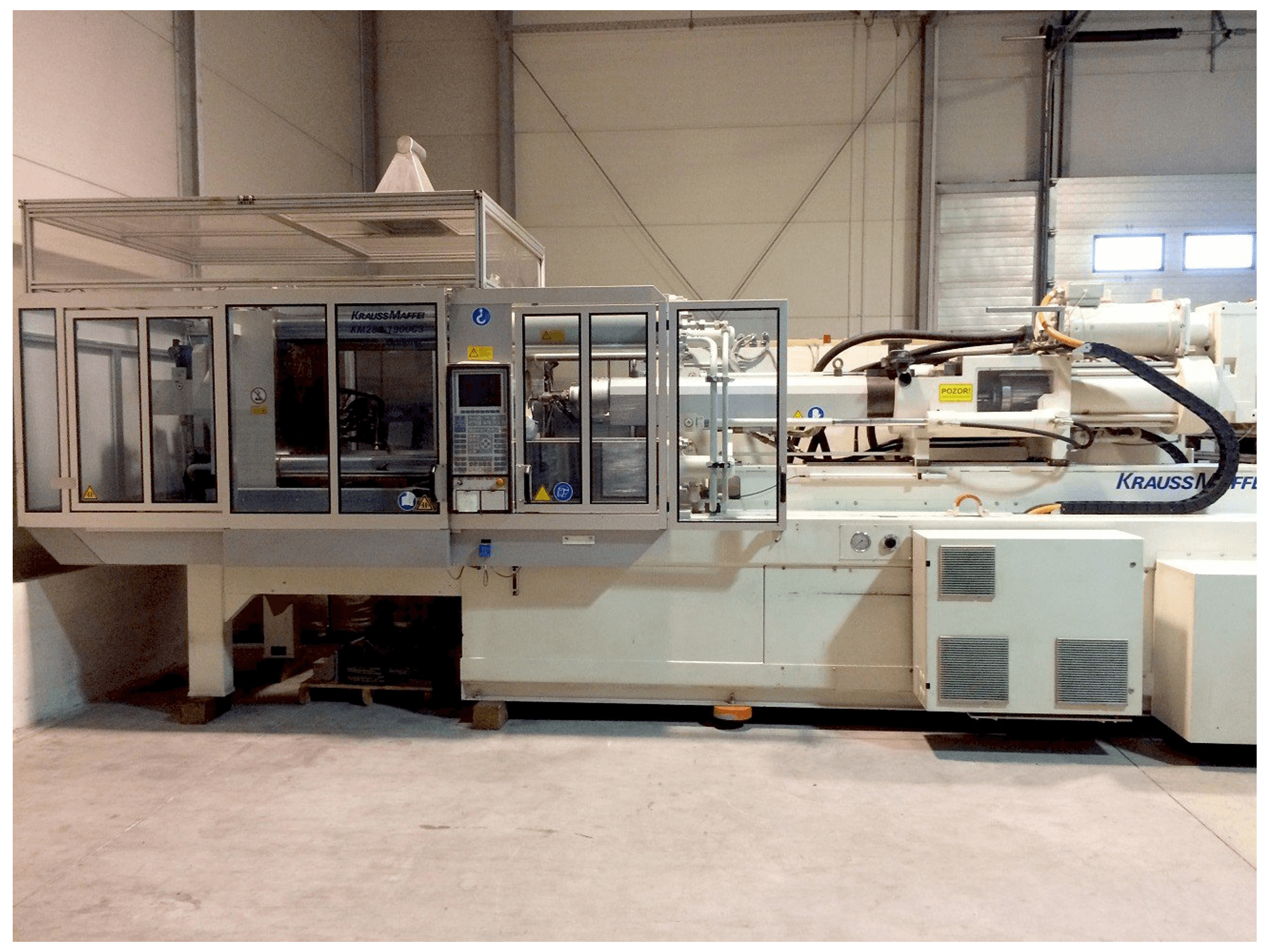 Widok z przodu maszyny Krauss Maffei KM 280-1900 C3