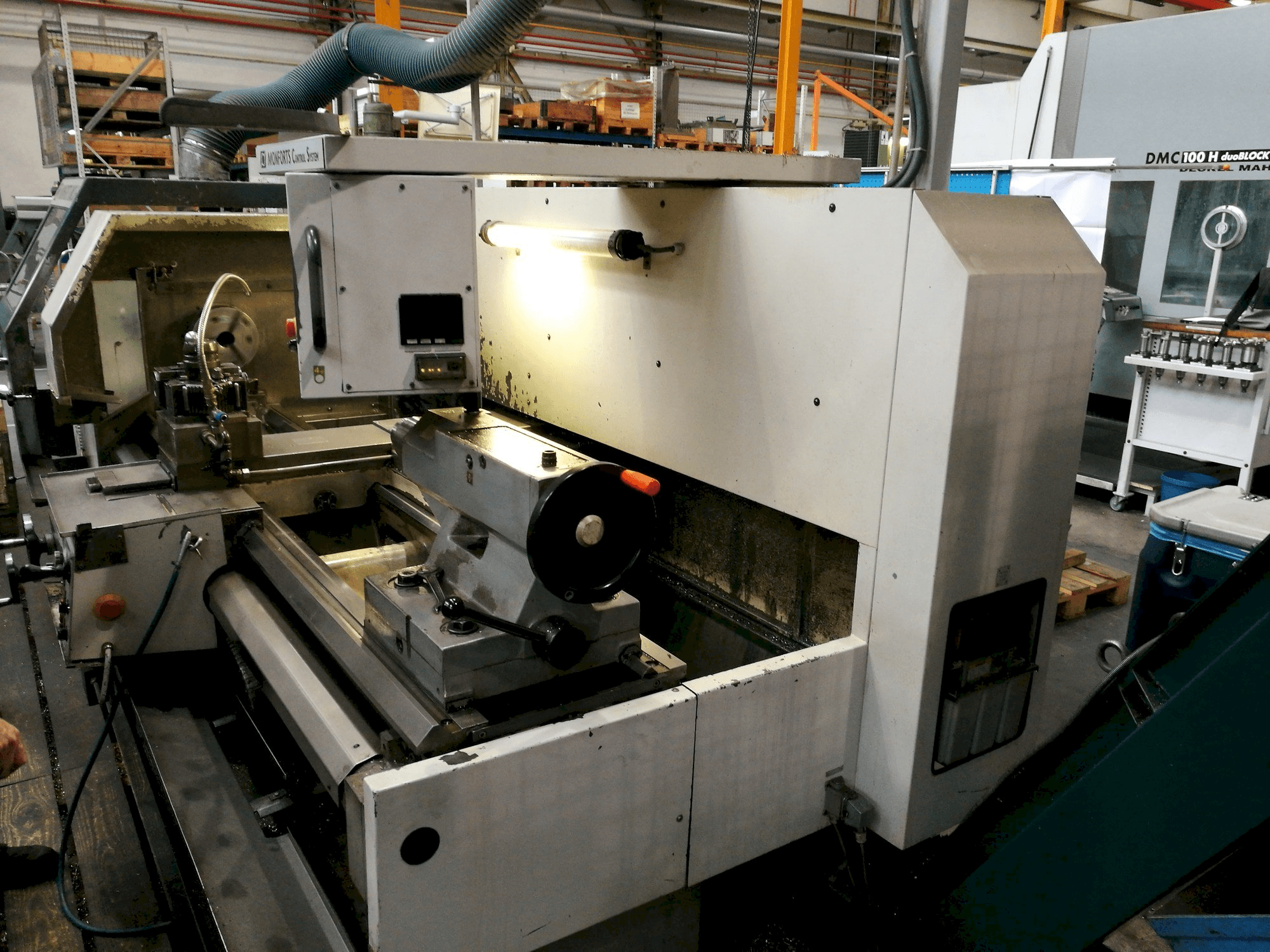 Widok z przodu maszyny Monforts KNC 6