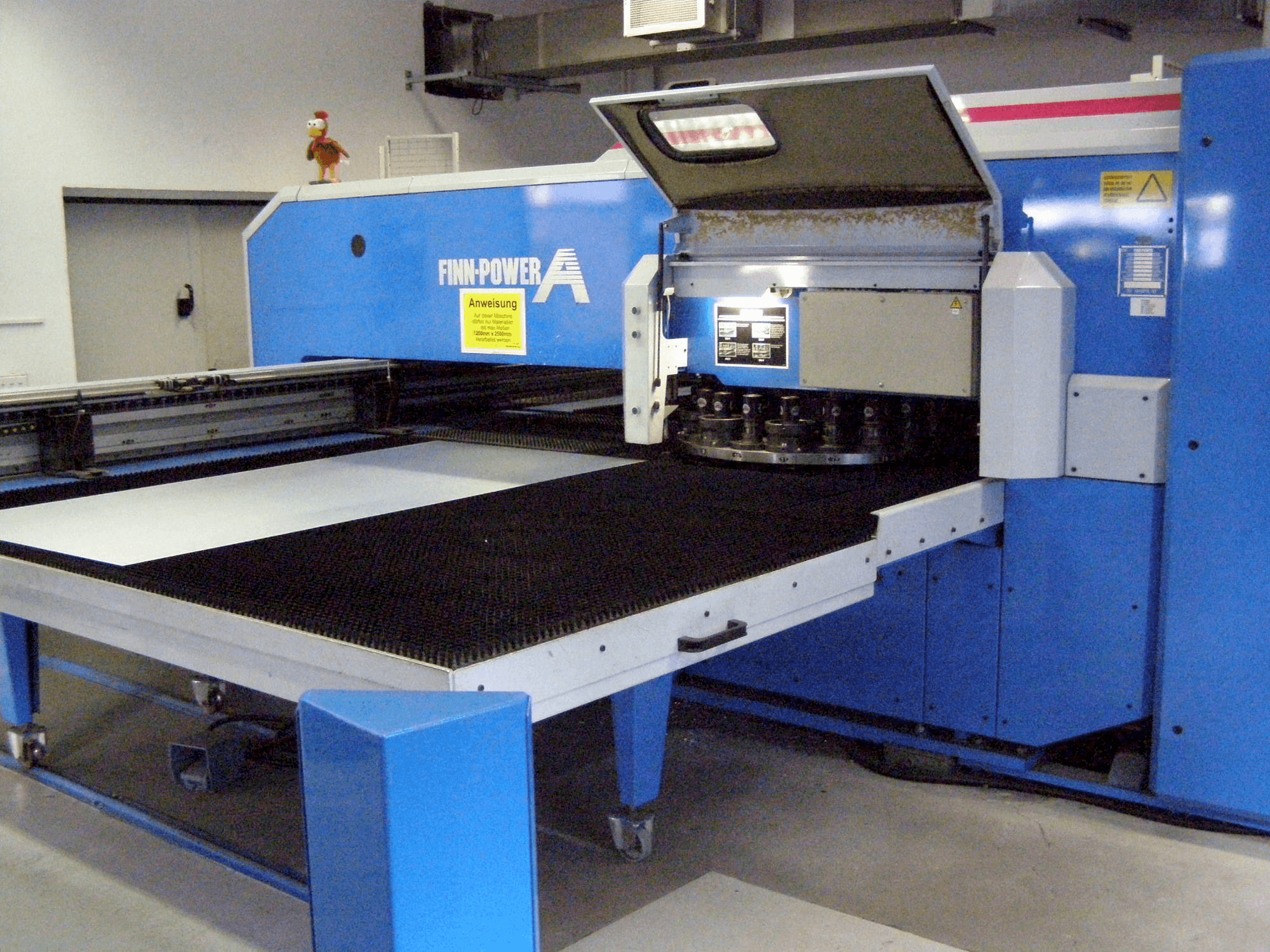 Widok z przodu maszyny Finn-Power A5 – 25 SBV