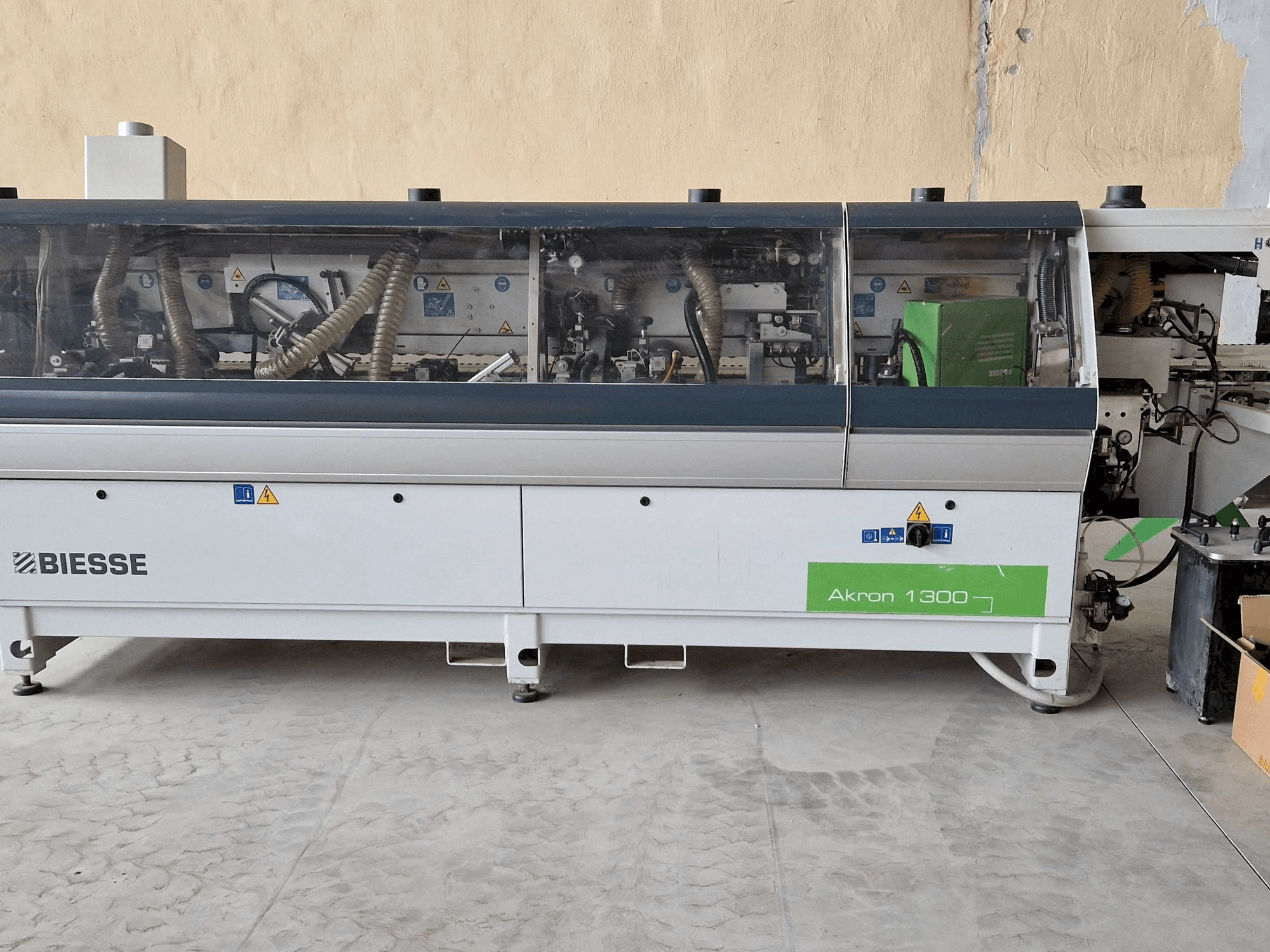 Widok z przodu maszyny BIESSE AKRON 1330A