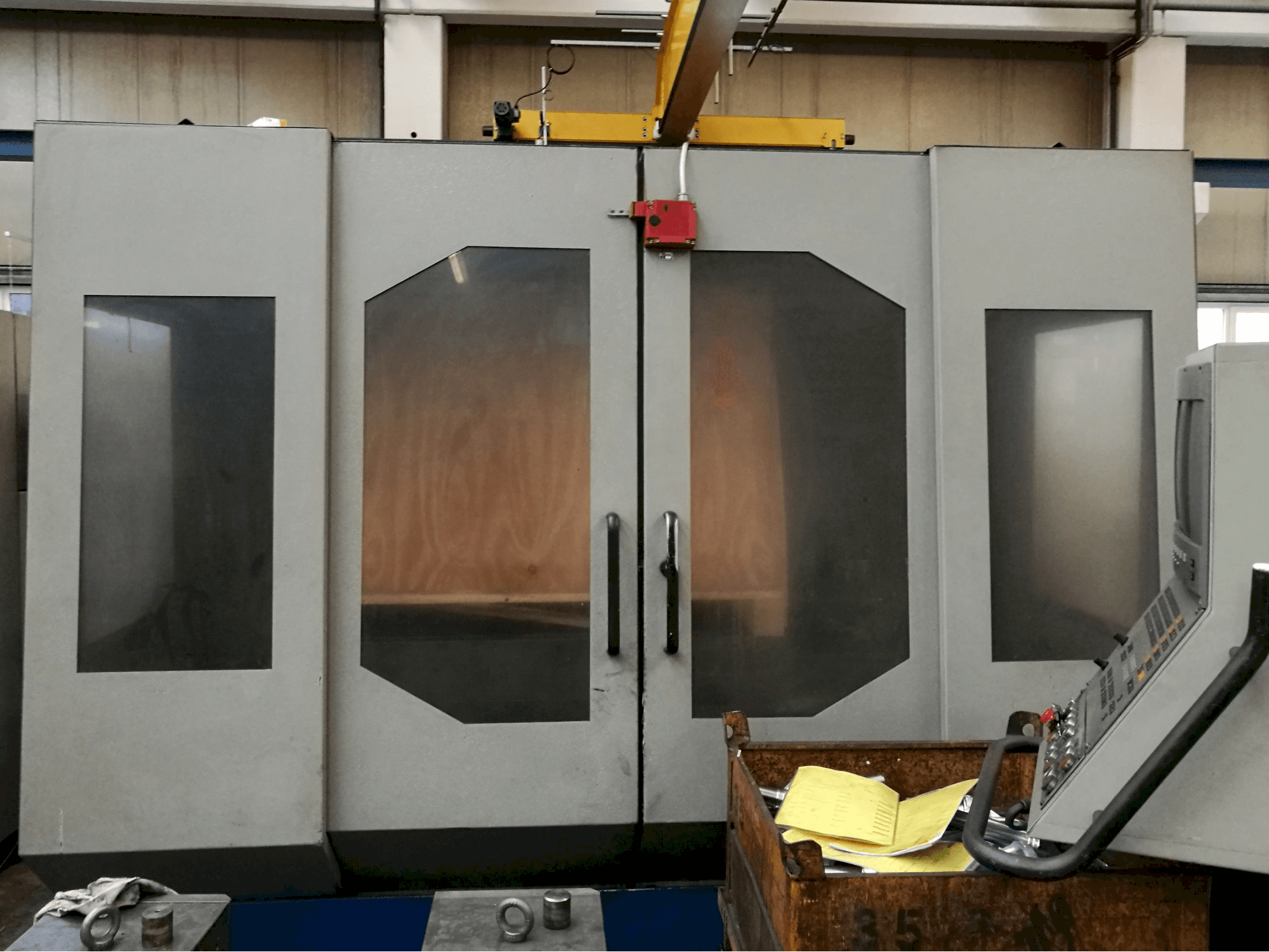 Widok z przodu maszyny Strojtos FGS 50 CNC