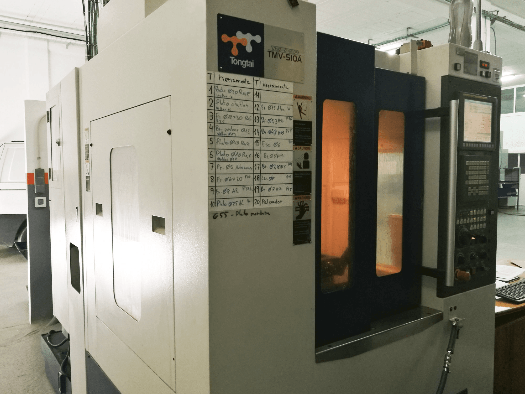 Widok lewej strony maszyny Tongtai TMV-510A
