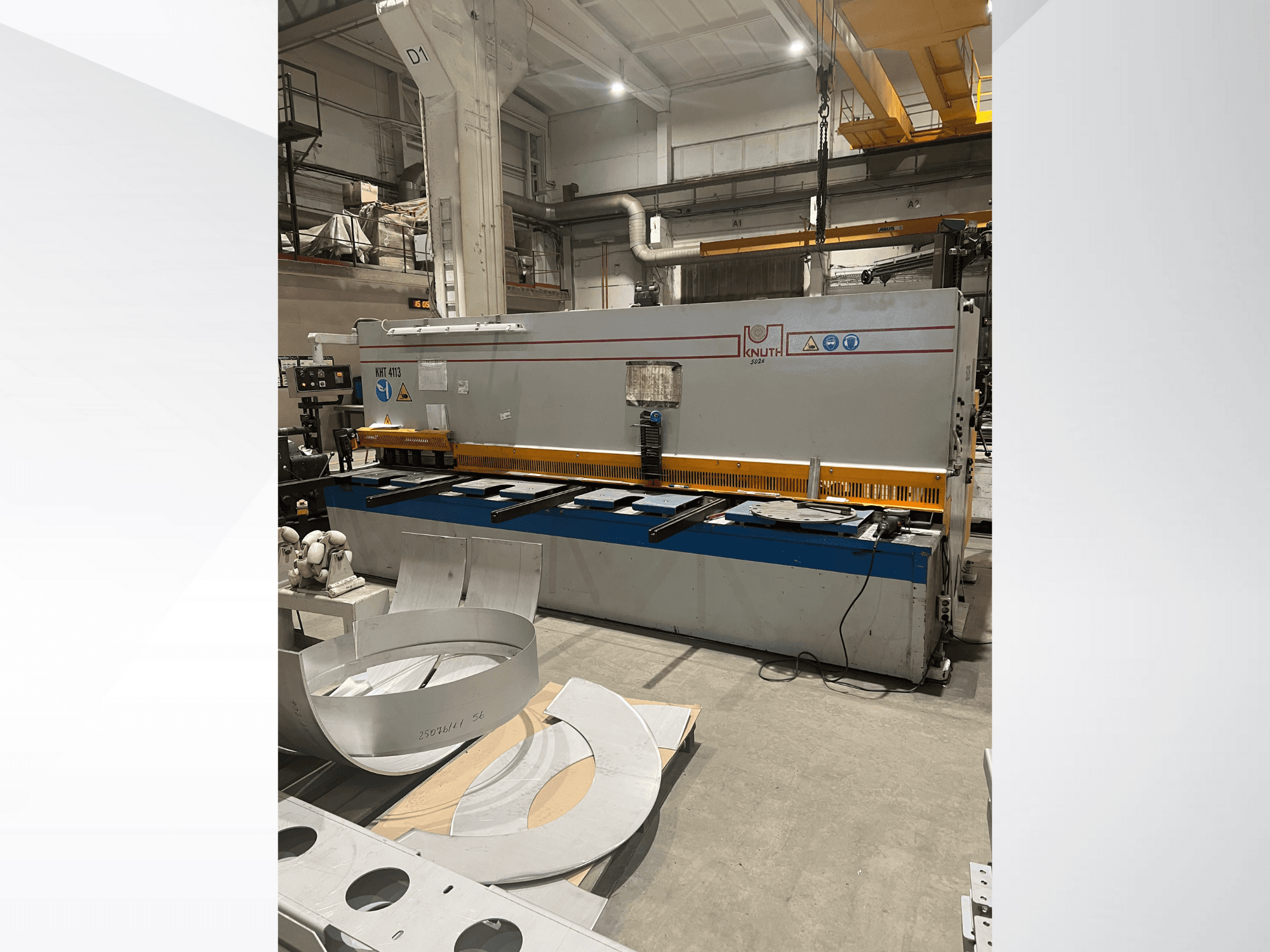 Nożyce do blachy Knuth model MT 4173 w warsztacie, widok z przodu przedstawiający stół do cięcia i blachy.