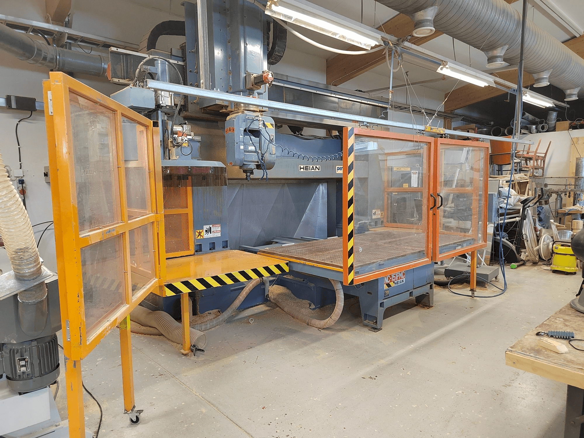 Widok z przodu maszyny HEIAN NC 151