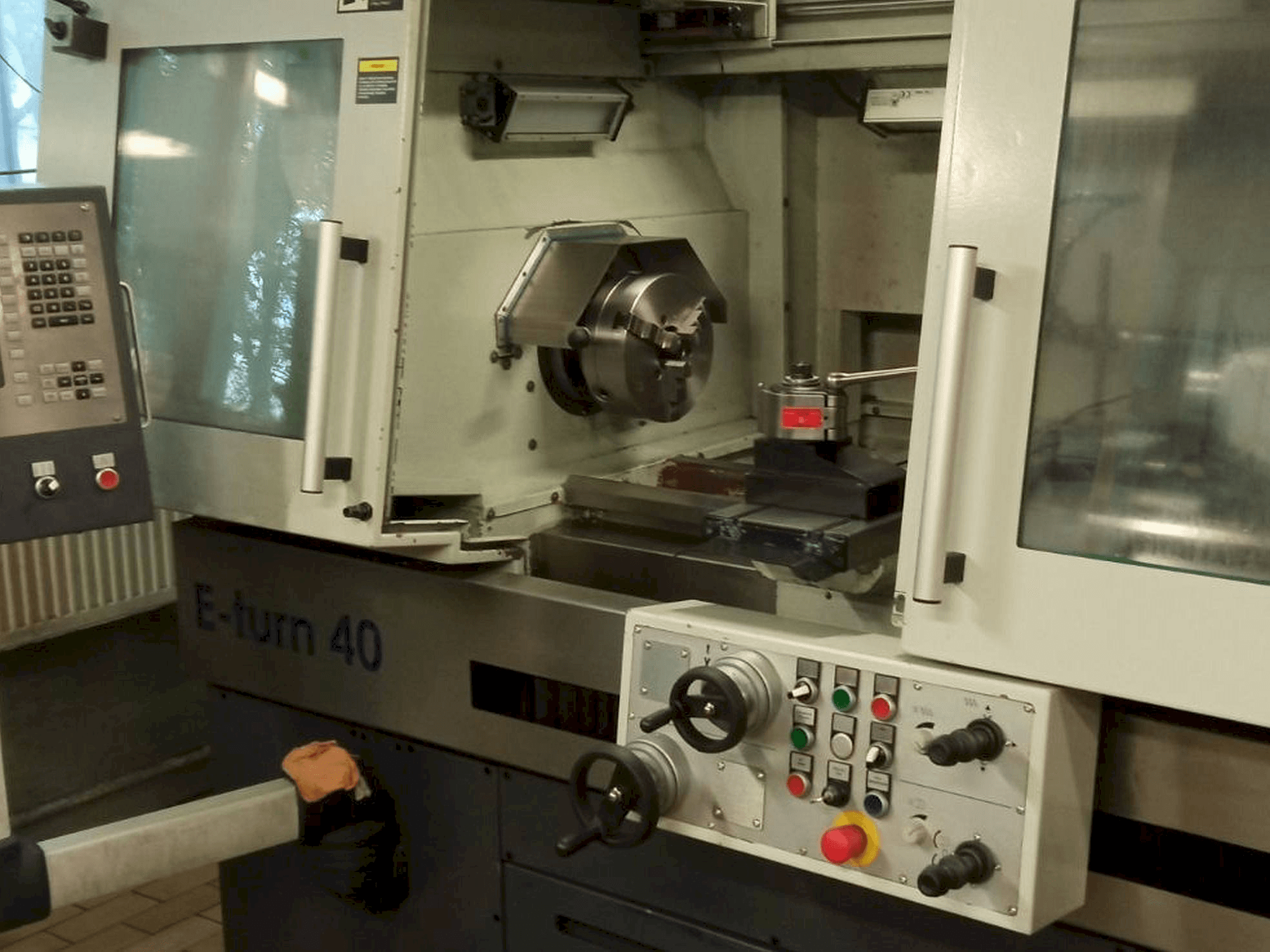 Widok z przodu maszyny Avia E-turn 40