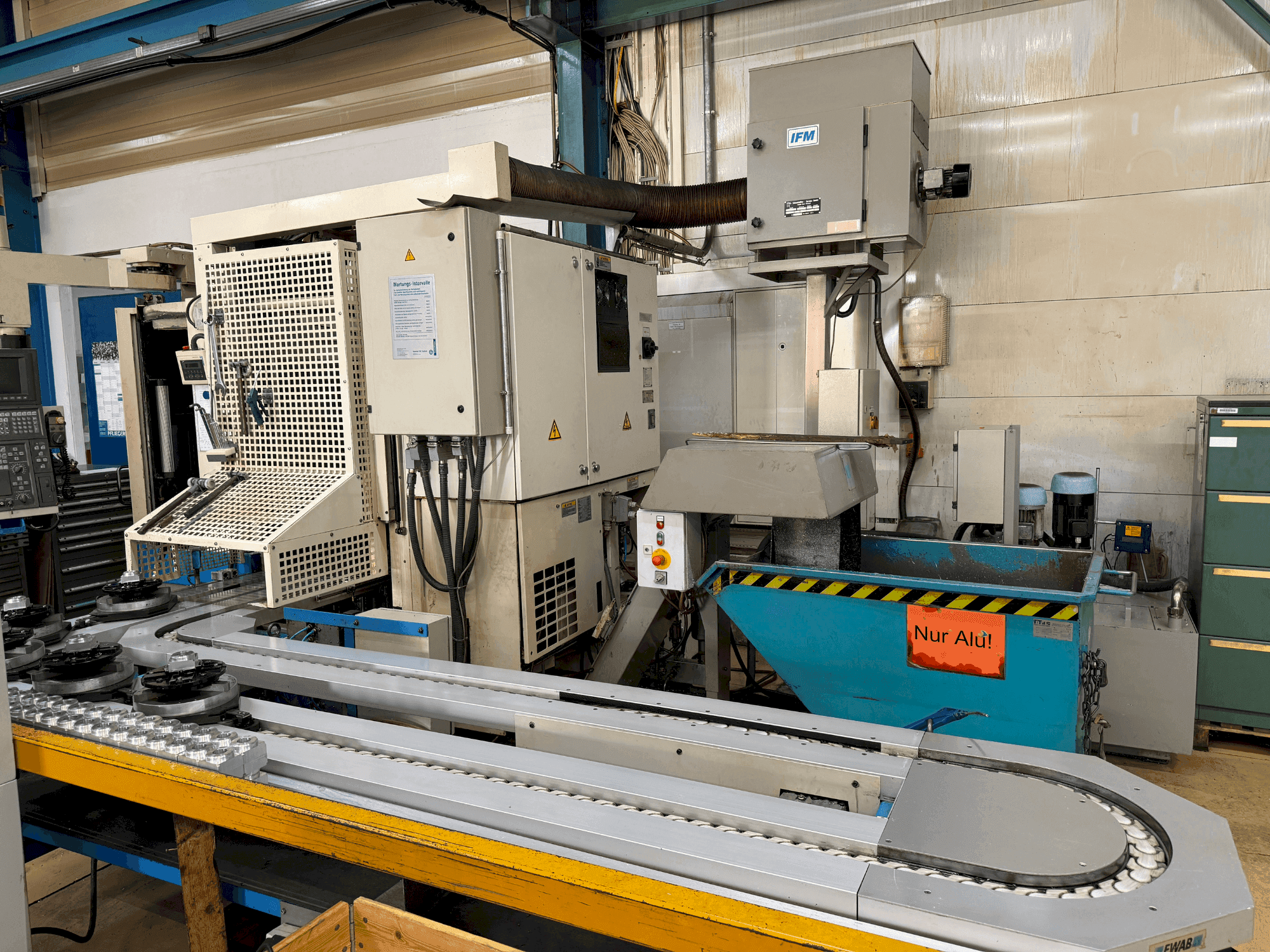 Widok z przodu maszyny Okuma 2003