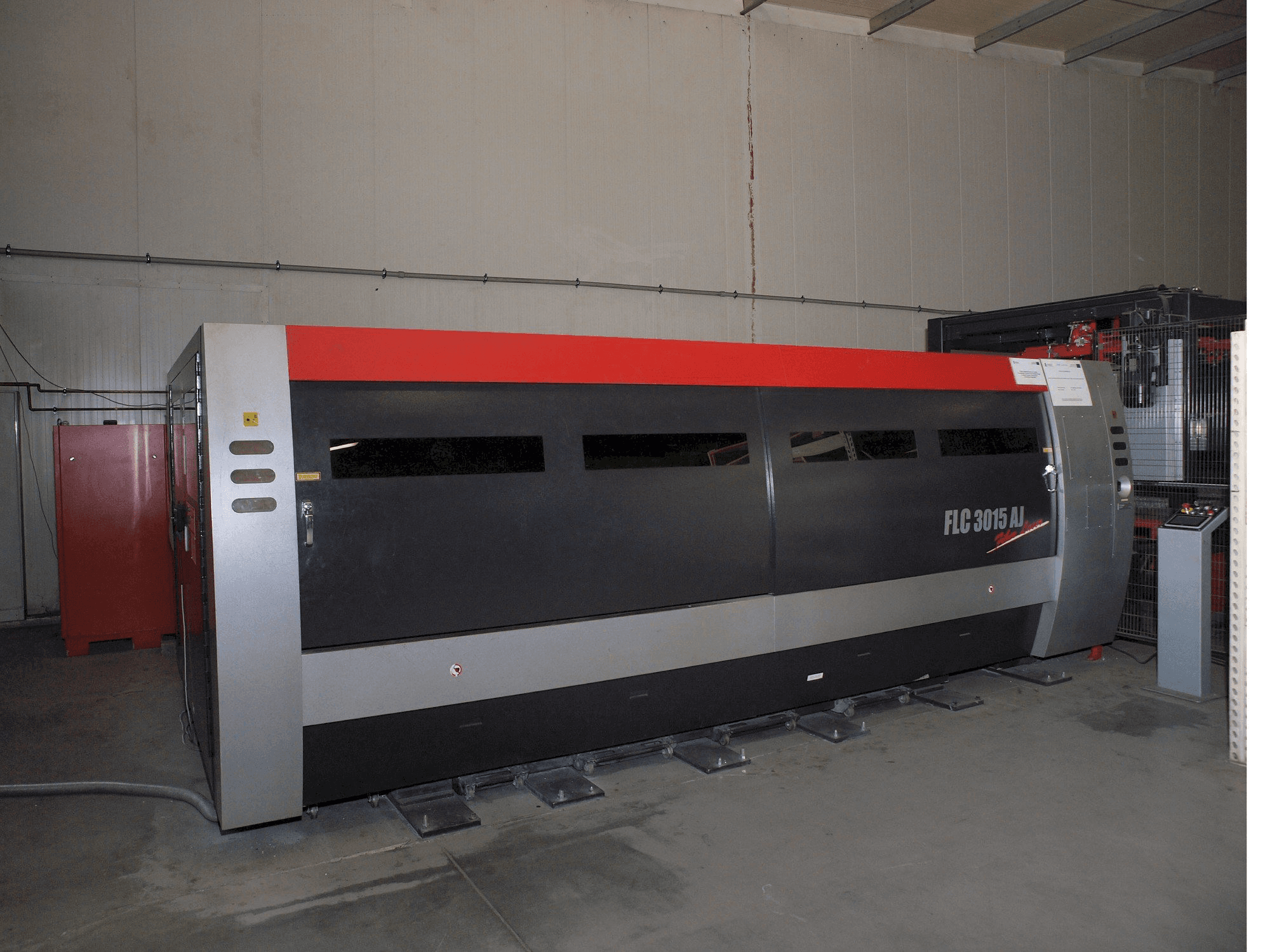 Widok z przodu maszyny AMADA LC-3015 AJ 2kW Fiber laser