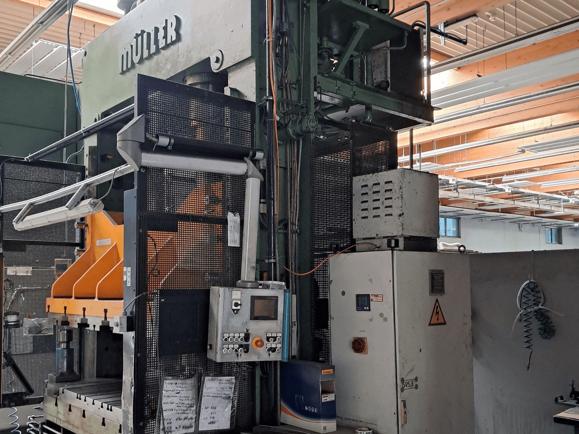 Prasa metalowa Müller SE 201.1.1 /32, widok z przodu, przedstawiająca panel sterowania, osłonę zabezpieczającą oraz elementy robocze.