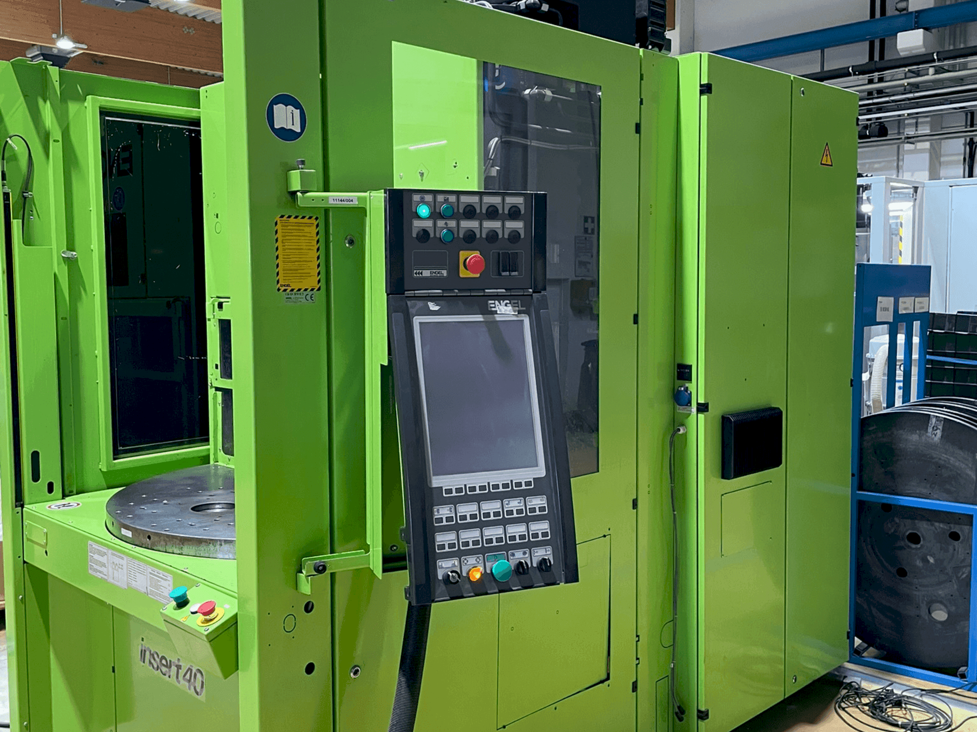 Widok z boku maszyny Engel Insert 80V/40