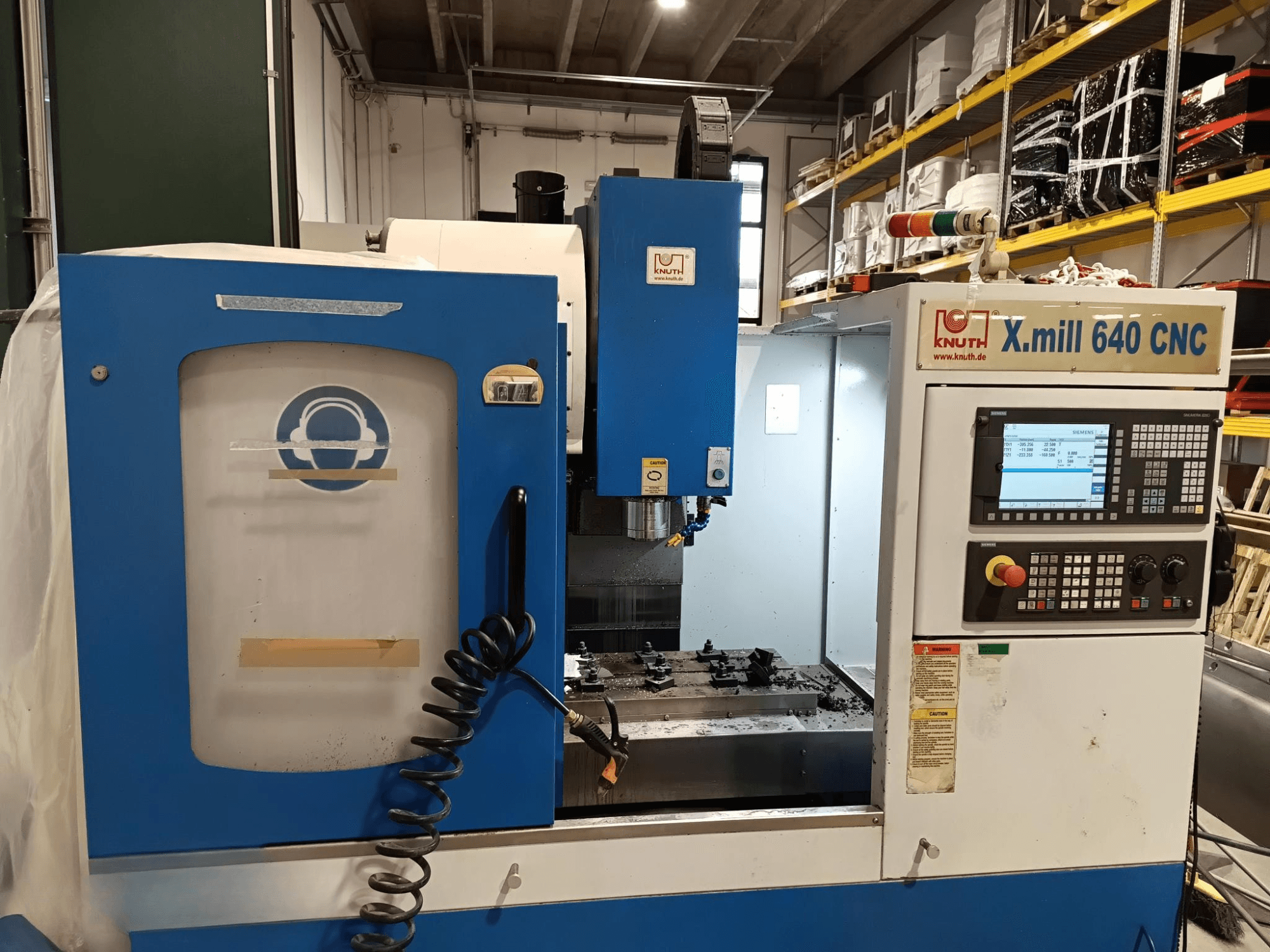 Maszyna CNC Knuth X.mill 640 w widoku z boku, z panelem sterowania, obszarem wrzeciona i widocznym ustawieniem przedmiotu obrabianego.