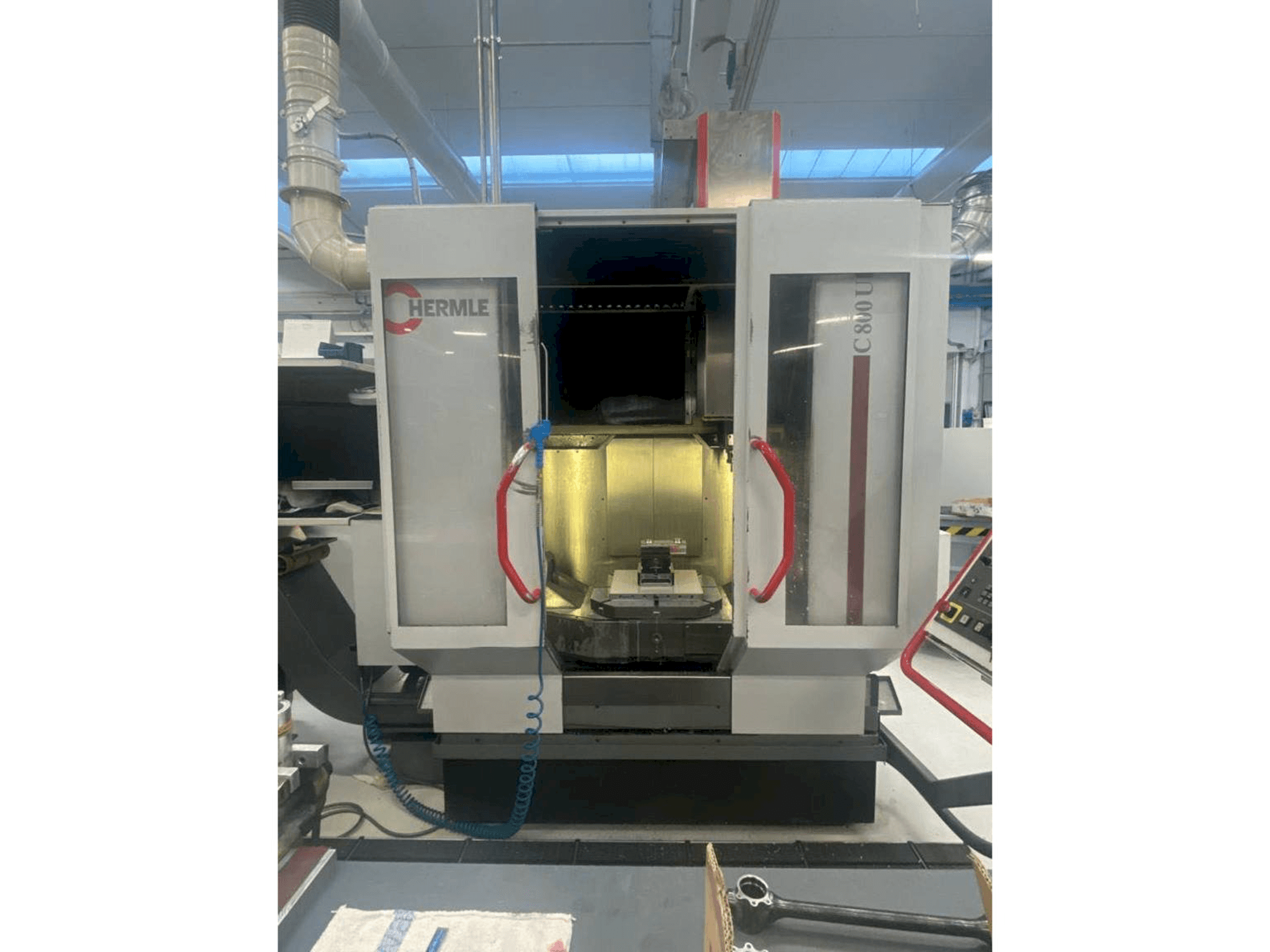 Widok z przodu maszyny HERMLE C800U