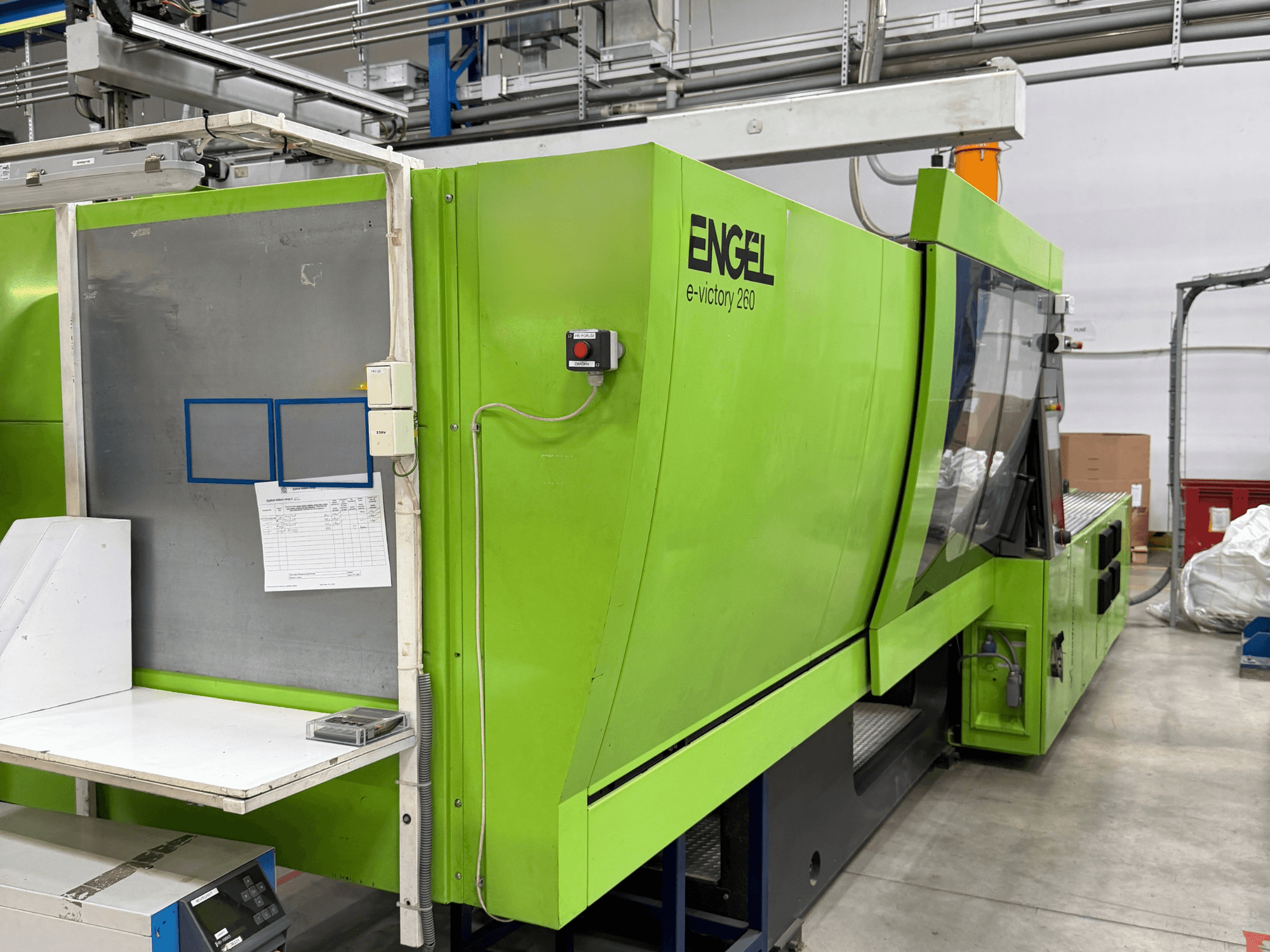 Elektryczna wtryskarka Green Engel e-victory 260 widziana z boku, wyposażona w panel sterowania i blat roboczy.
