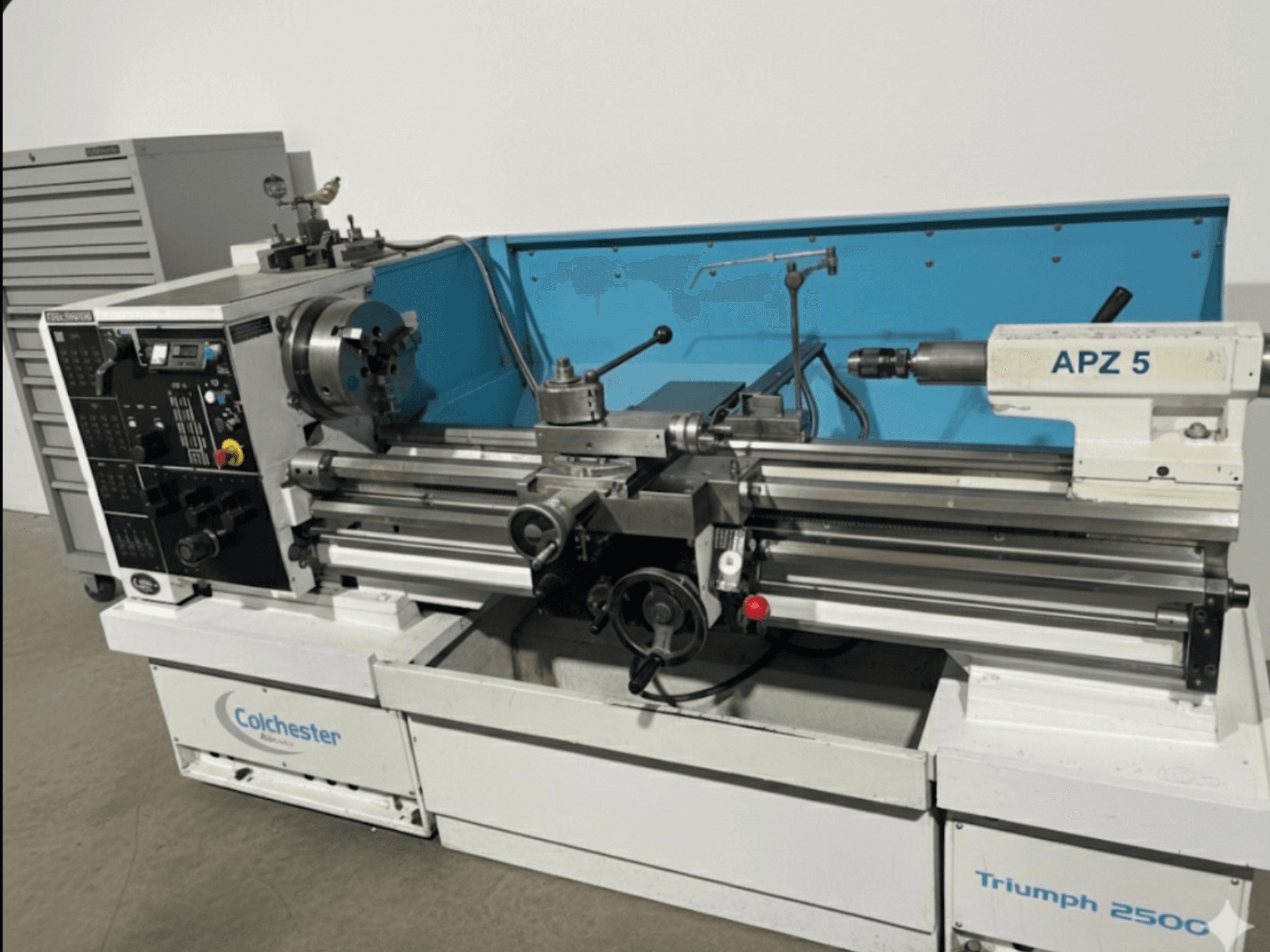 Tokarka Colchester Triumph 250C, widok z przodu, z przystawką APZ 5 i panelem sterowania z pokrętłami i przyciskami.