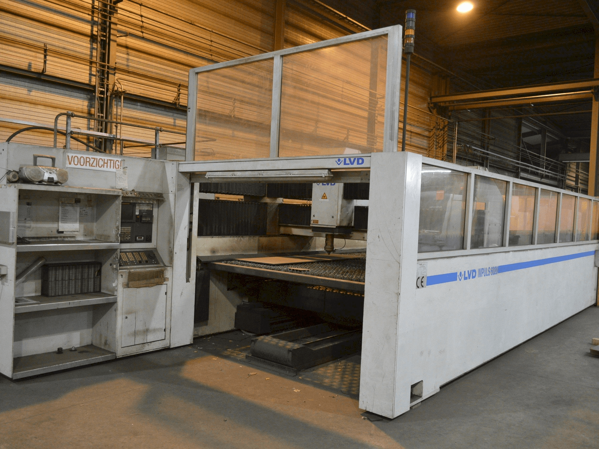 Widok z przodu maszyny LVD IMPULS 6020