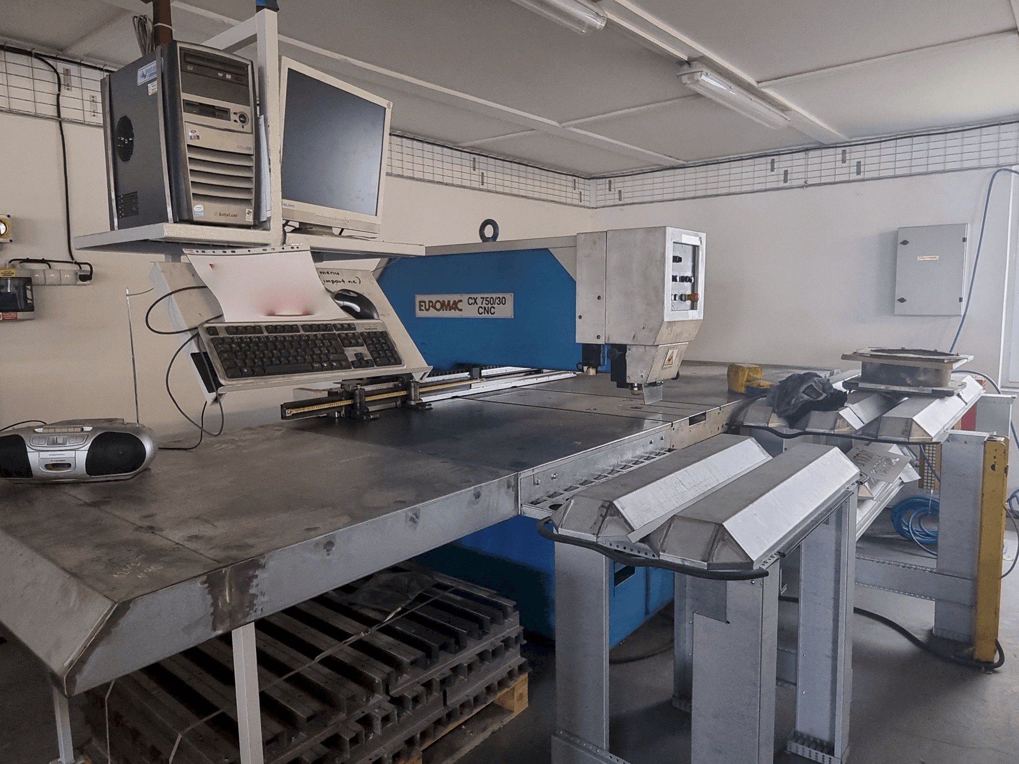 Widok z przodu maszyny Euromac CX 750/30 CNC
