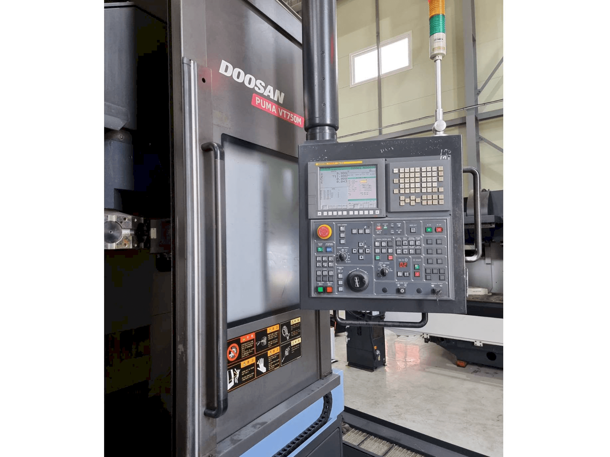 Widok lewej strony maszyny Doosan Puma VT750M