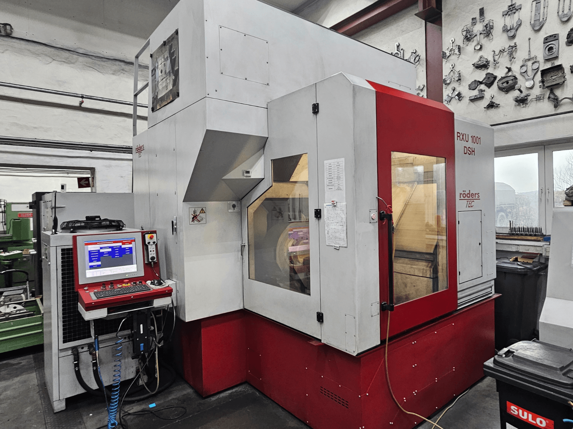 Pionowe centrum obróbcze RÖDERS RXU 1001 DSH, widok z przodu przedstawiający panel sterowania i szczegóły maszyny w warunkach warsztatowych.