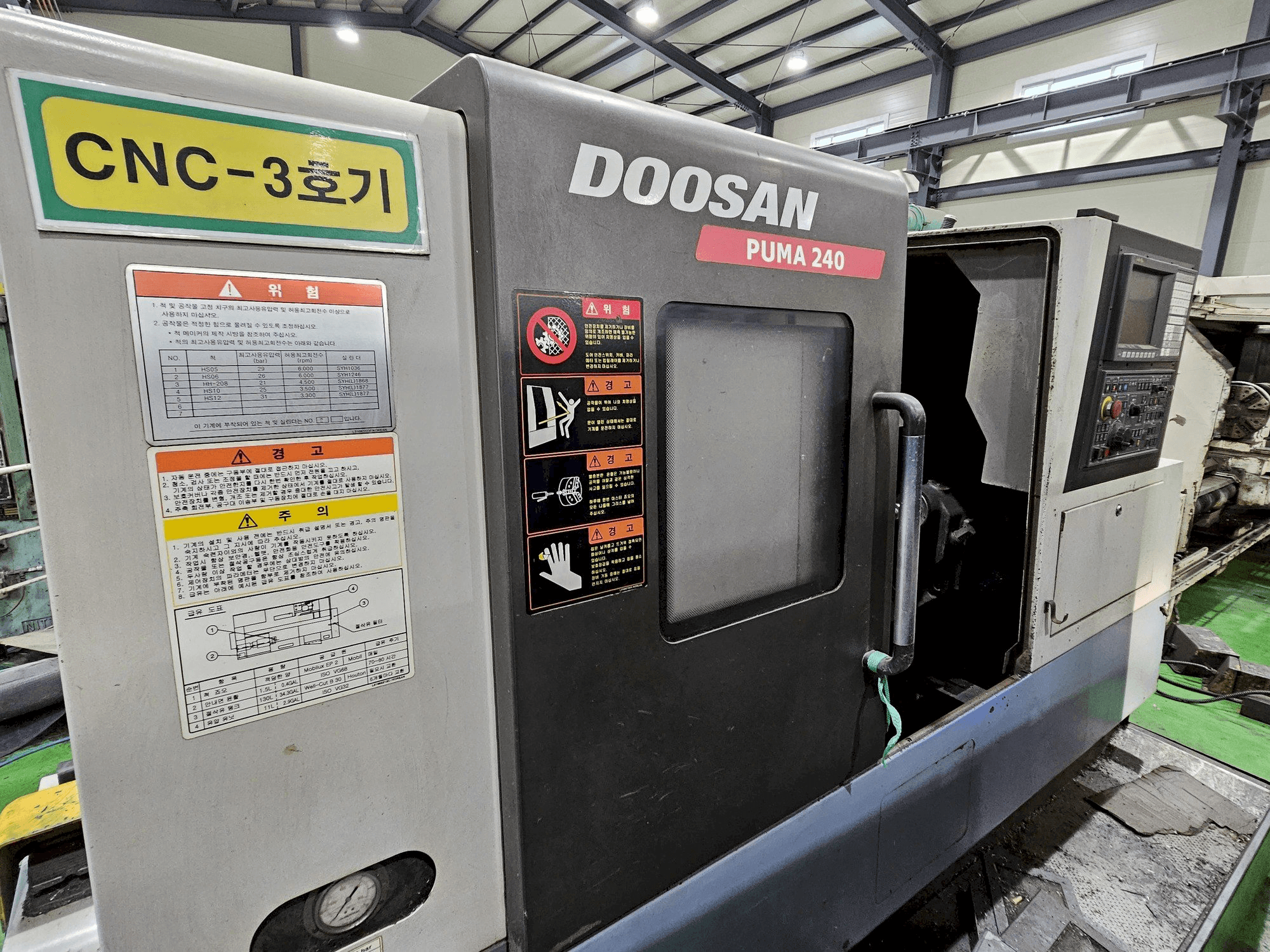 Widok z przodu maszyny Doosan Puma 240
