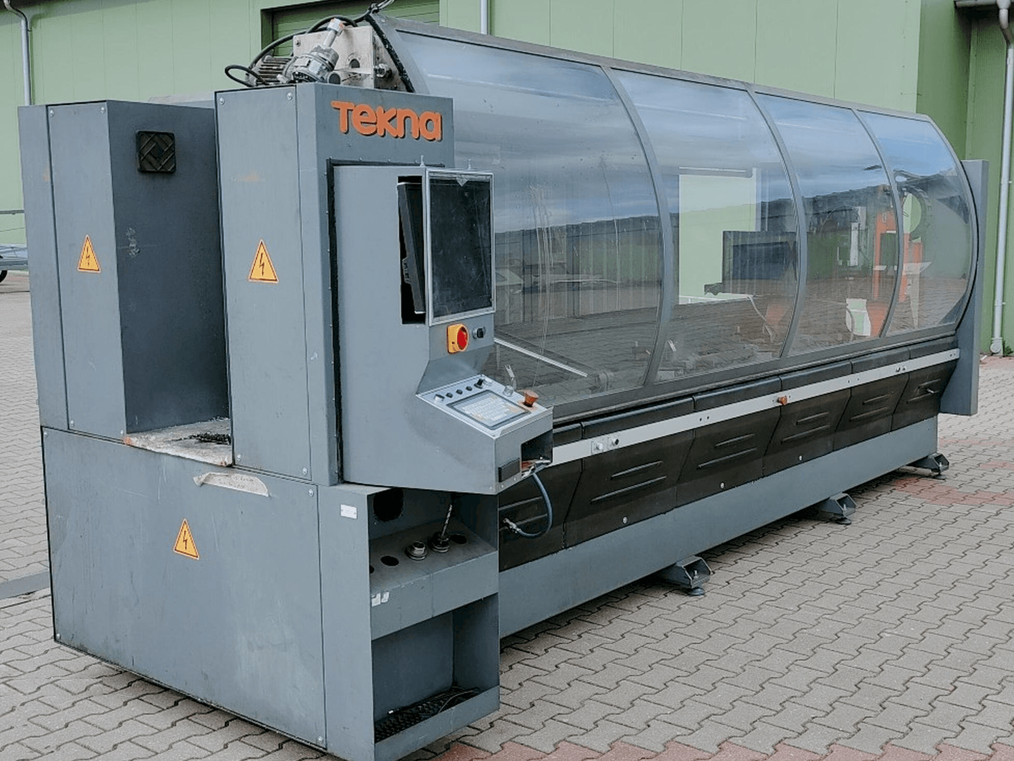 Widok z przodu maszyny Tekna TK427-3