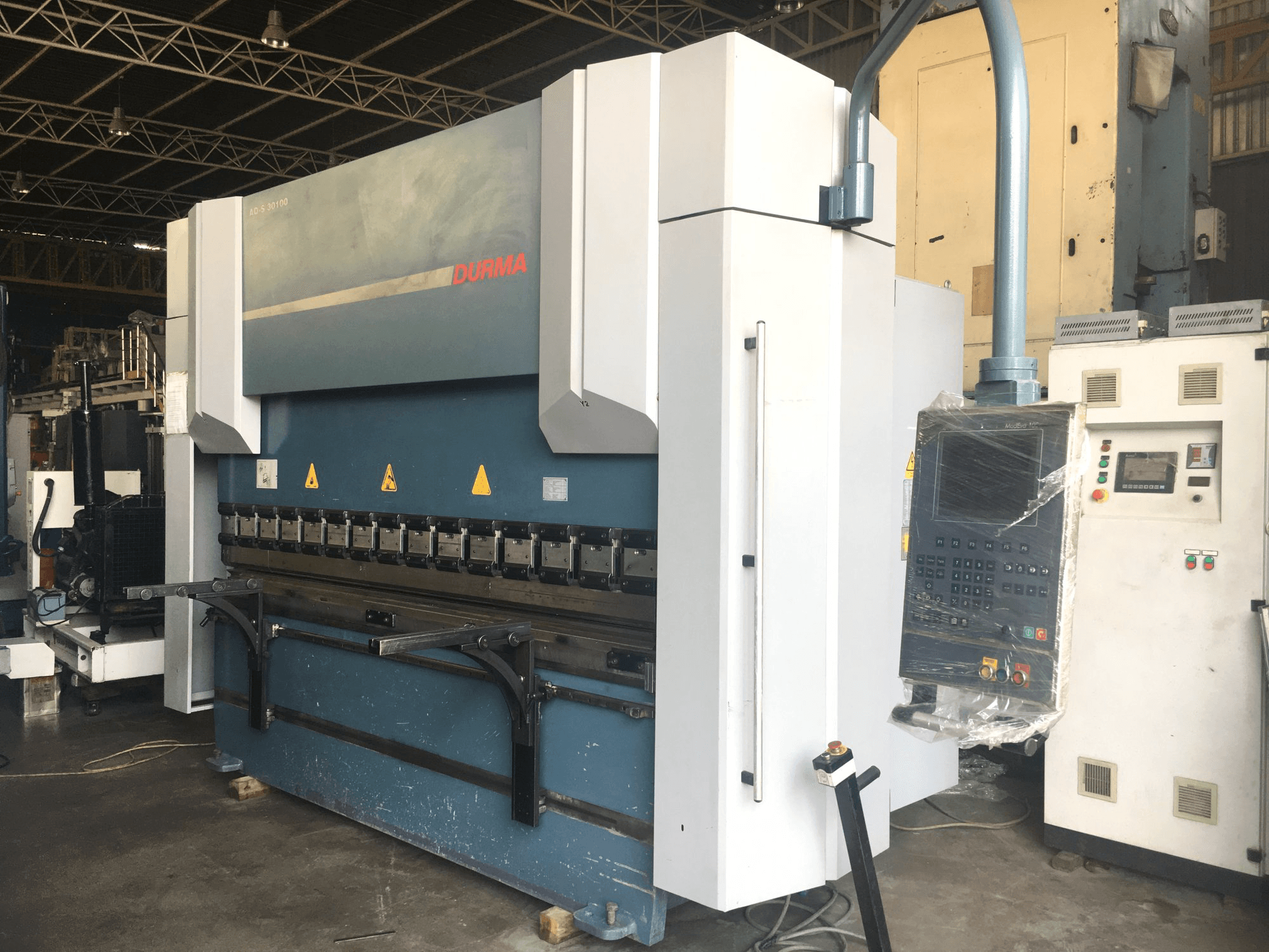 Widok z prawej maszyny Durma AD-S 30100