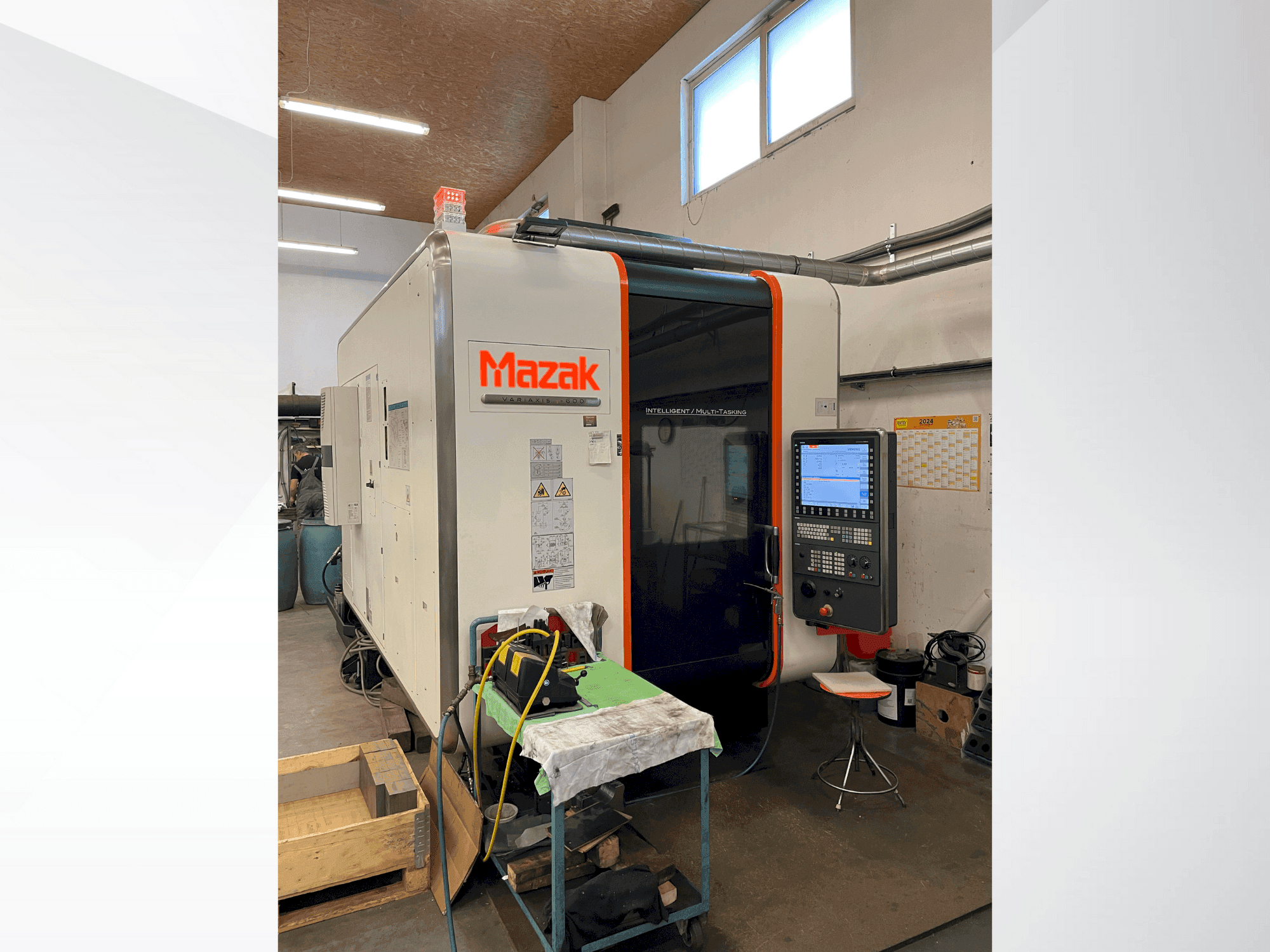 Widok z przodu maszyny Mazak Variaxis i-600