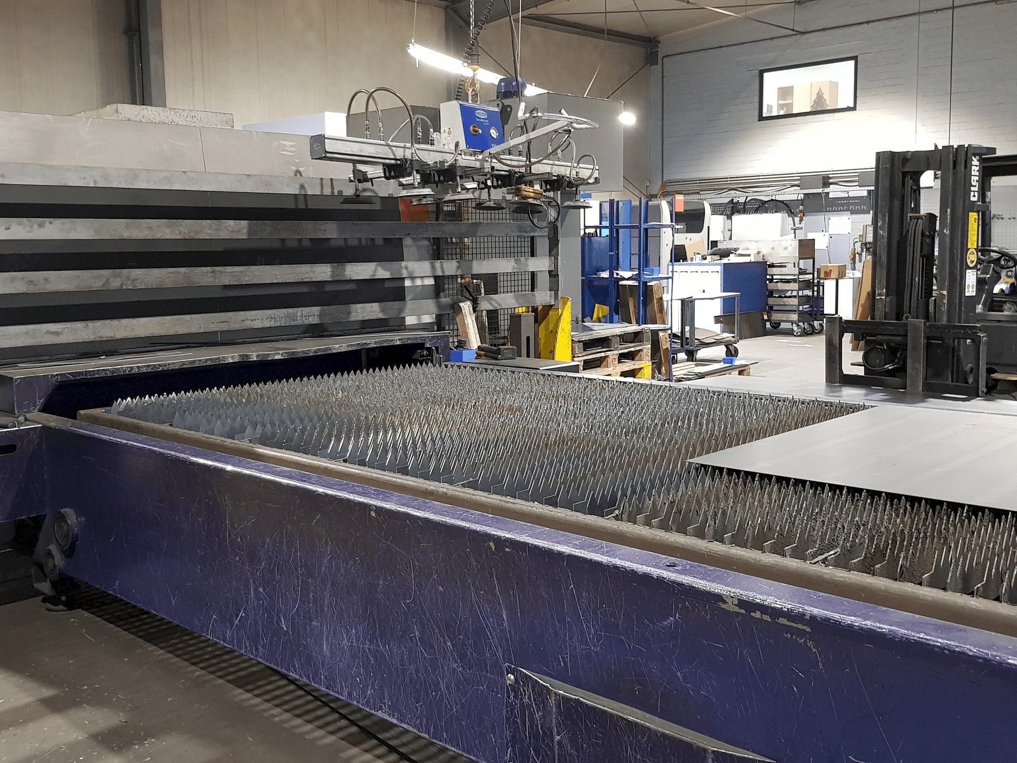 Widok z przodu maszyny Bystronic Fiber 4000x2000